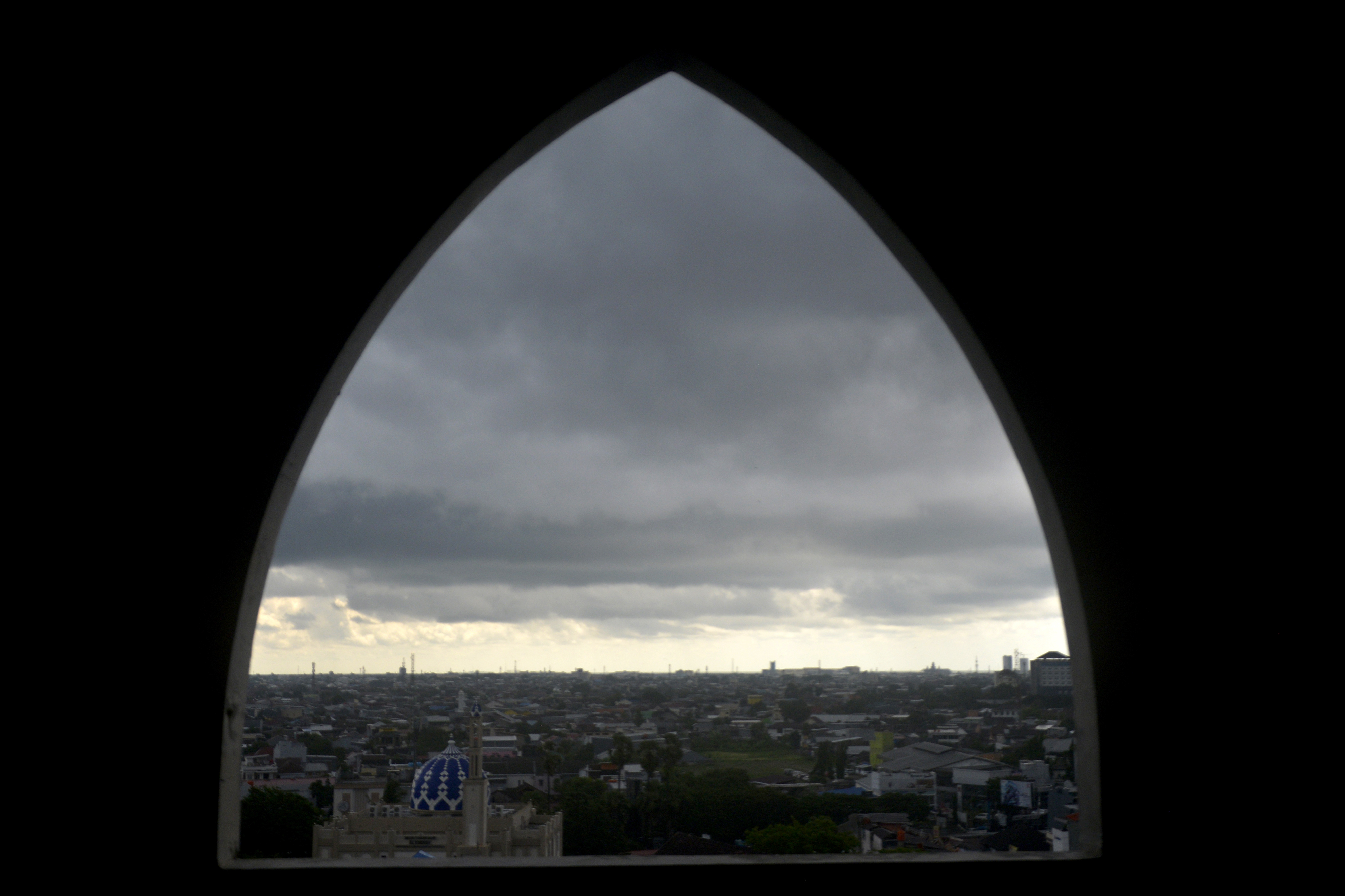 Awan gelap menyelimuti langit kota Makassar, Sulawesi Selatan, Kamis (13/10/2022).