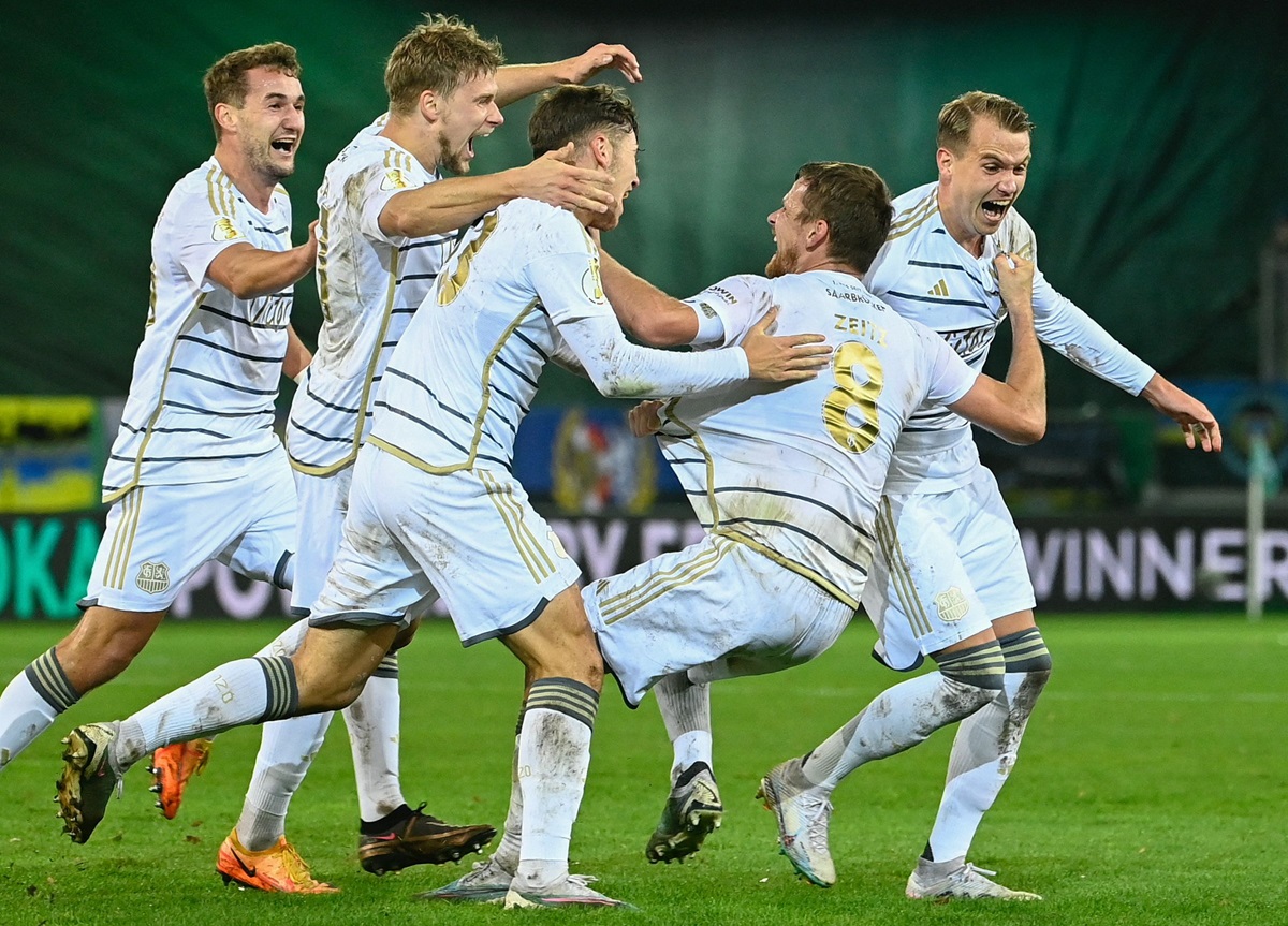 Para pemain Saarbruecken melakukan selebrasi usai mengalahkan Bayern Muenchen di laga DFB Pokal