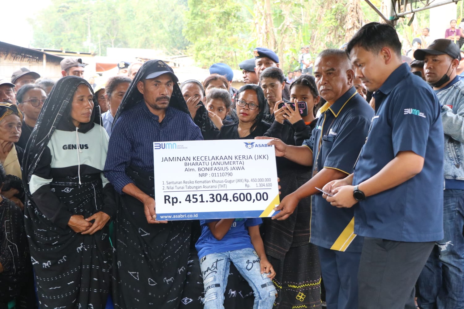 Penyerahan manfaat JKK dari PT Asabri kepada ahli waris Bharatu (Anumerta) Bonifasius Jawa.