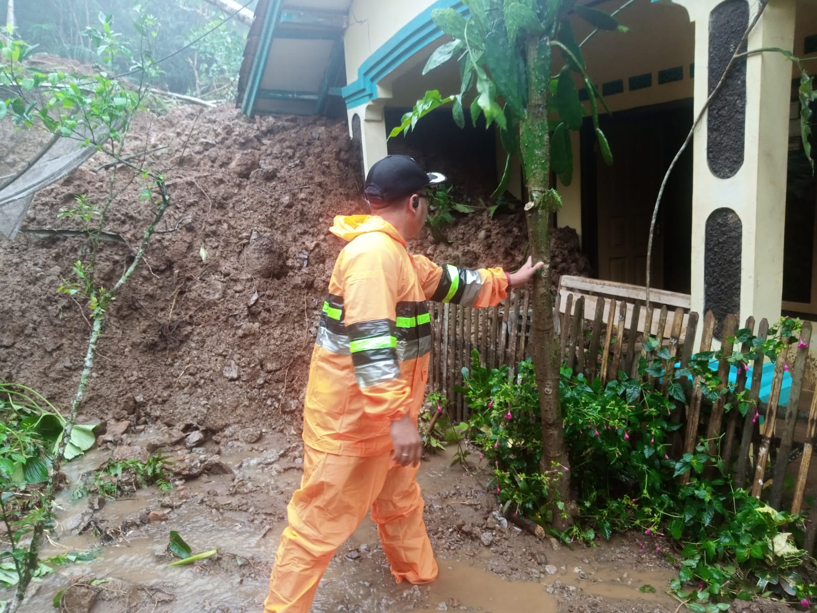 Tanah longsor di Kabupaten Tasikmalaya