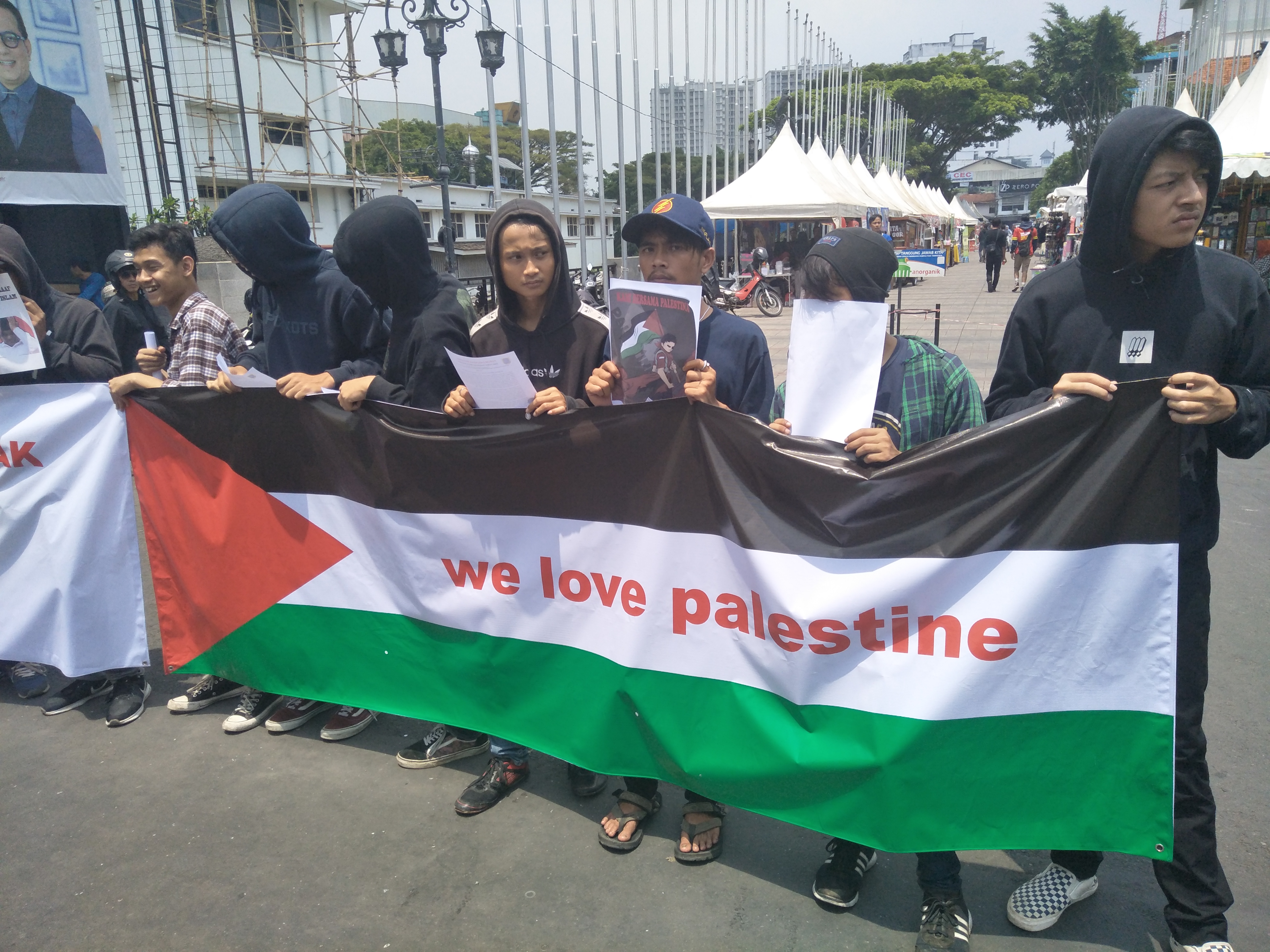Sejumlah warga menggelar aksi damai bela Palestina di Bandung