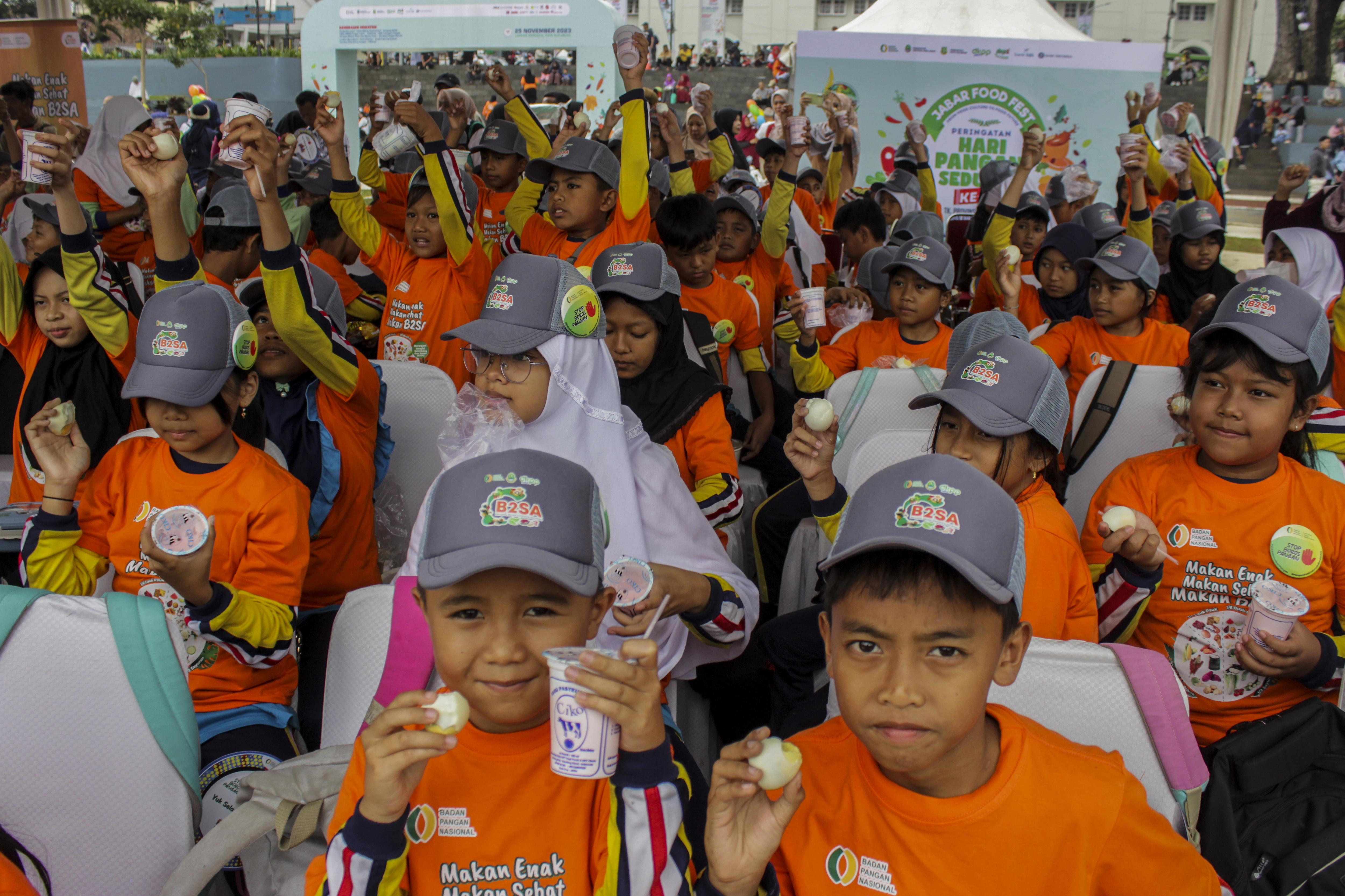  Sejumlah siswa mengikuti kegiatan gerakan makan telur dan minum susu di Kota Sukabumi