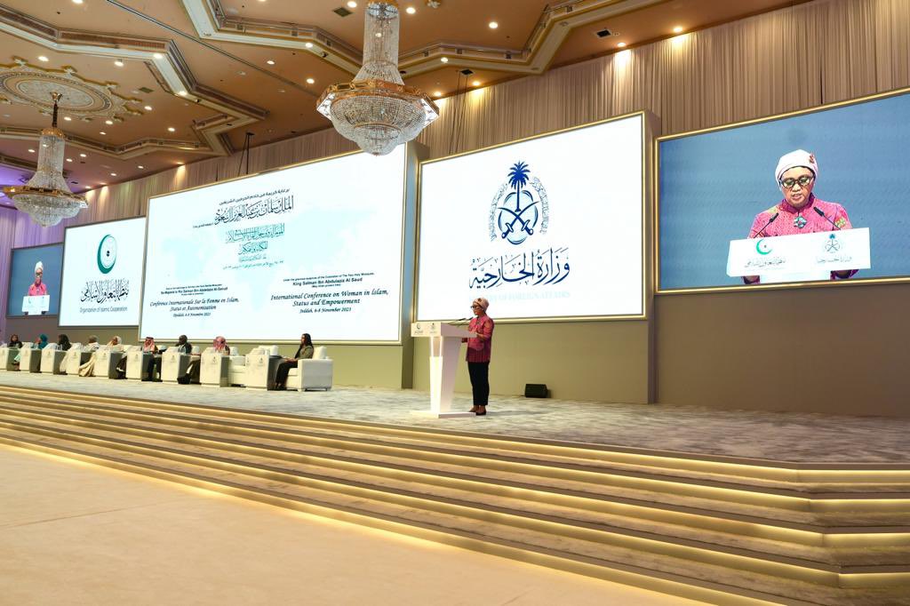 Mentei Luar Negeri Retno Marsudi berbicara di Konferens Internasional OKI di Jeddah, Arab Saudi