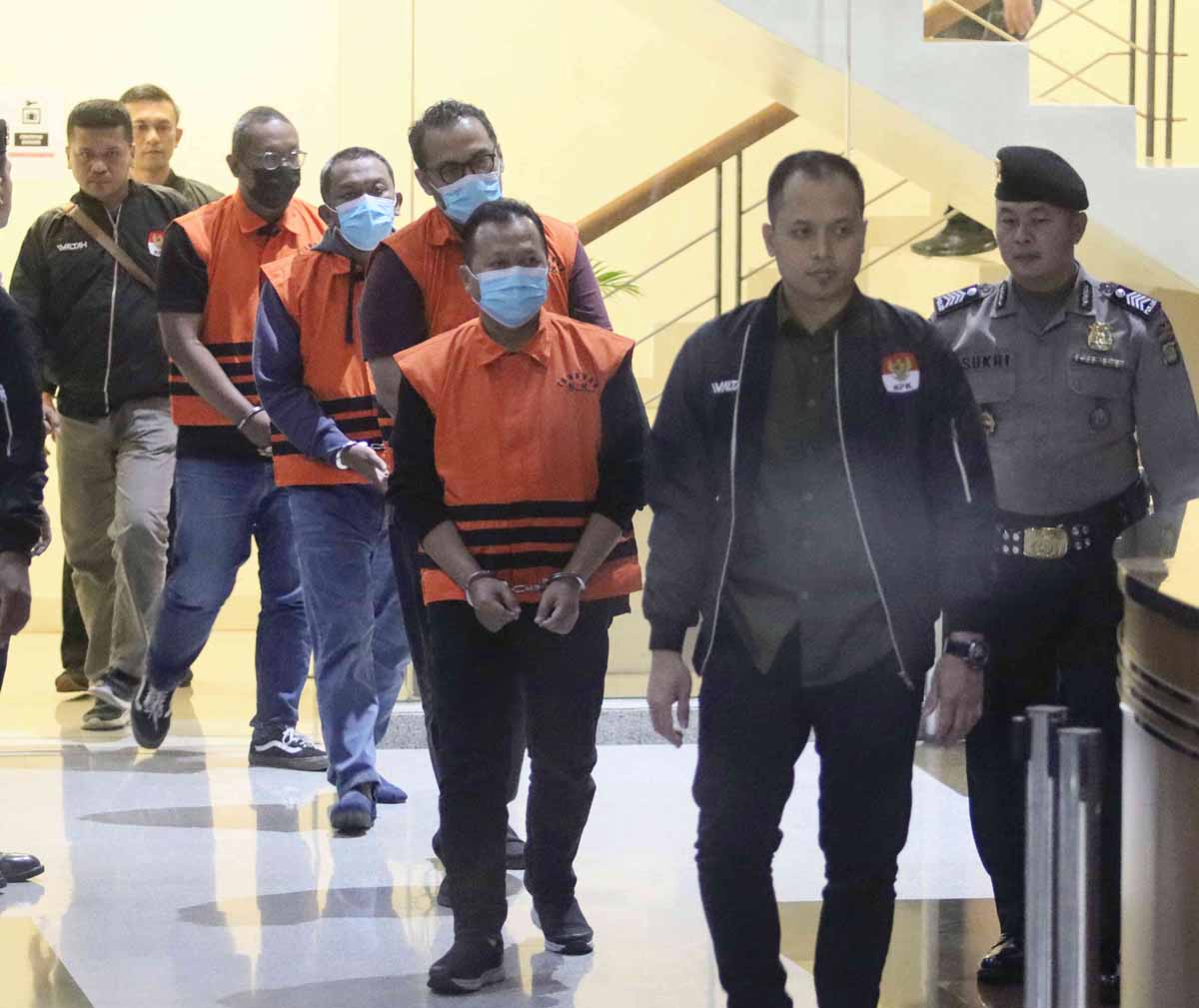 Penyidik menemukan sejumlah barang bukti saat melakukan penggeledahan ruang kerja pemeriksa BPK di Sorong.