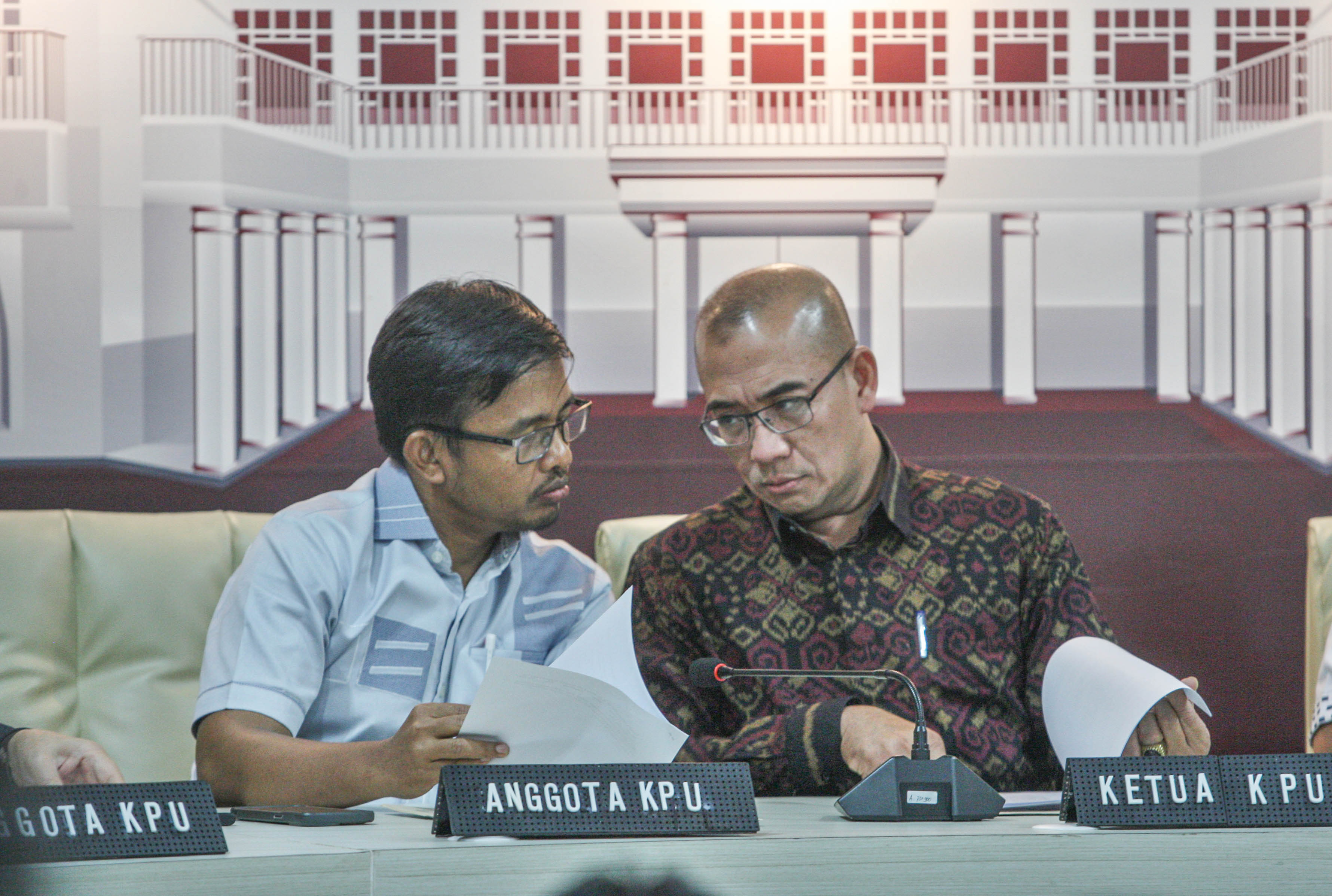 Ketua KPU Hasyim Asy'ari (kanan).