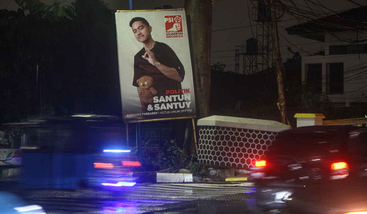 Baliho besar bergambar Kaesang Pangarep terpasang di kawasan Cempaka Putih, Jakarta Pusat.