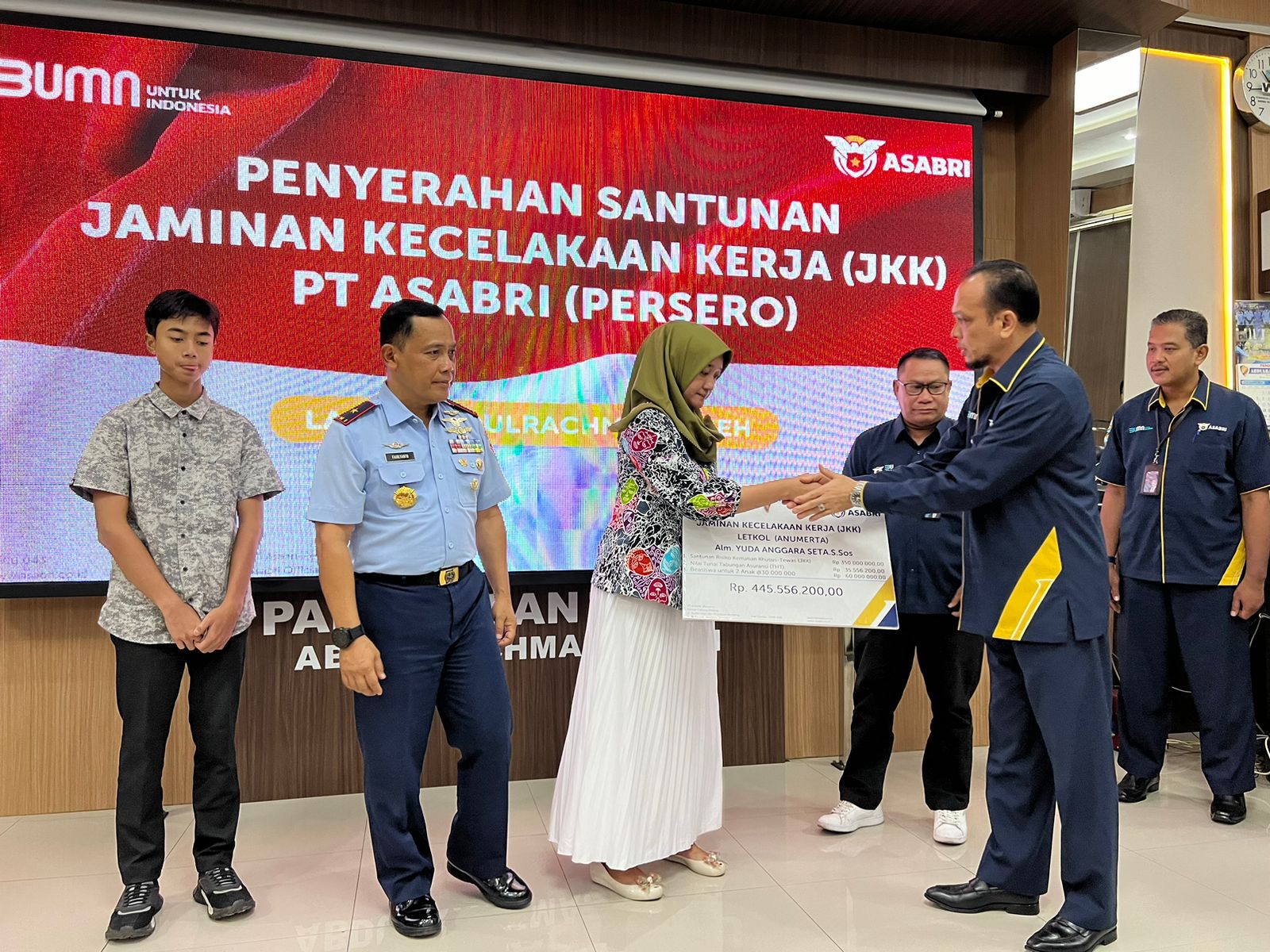 Penyerahan santunan kepada ahli waris prajurit TNI yang gugur dalam tugas oleh Asabri. 