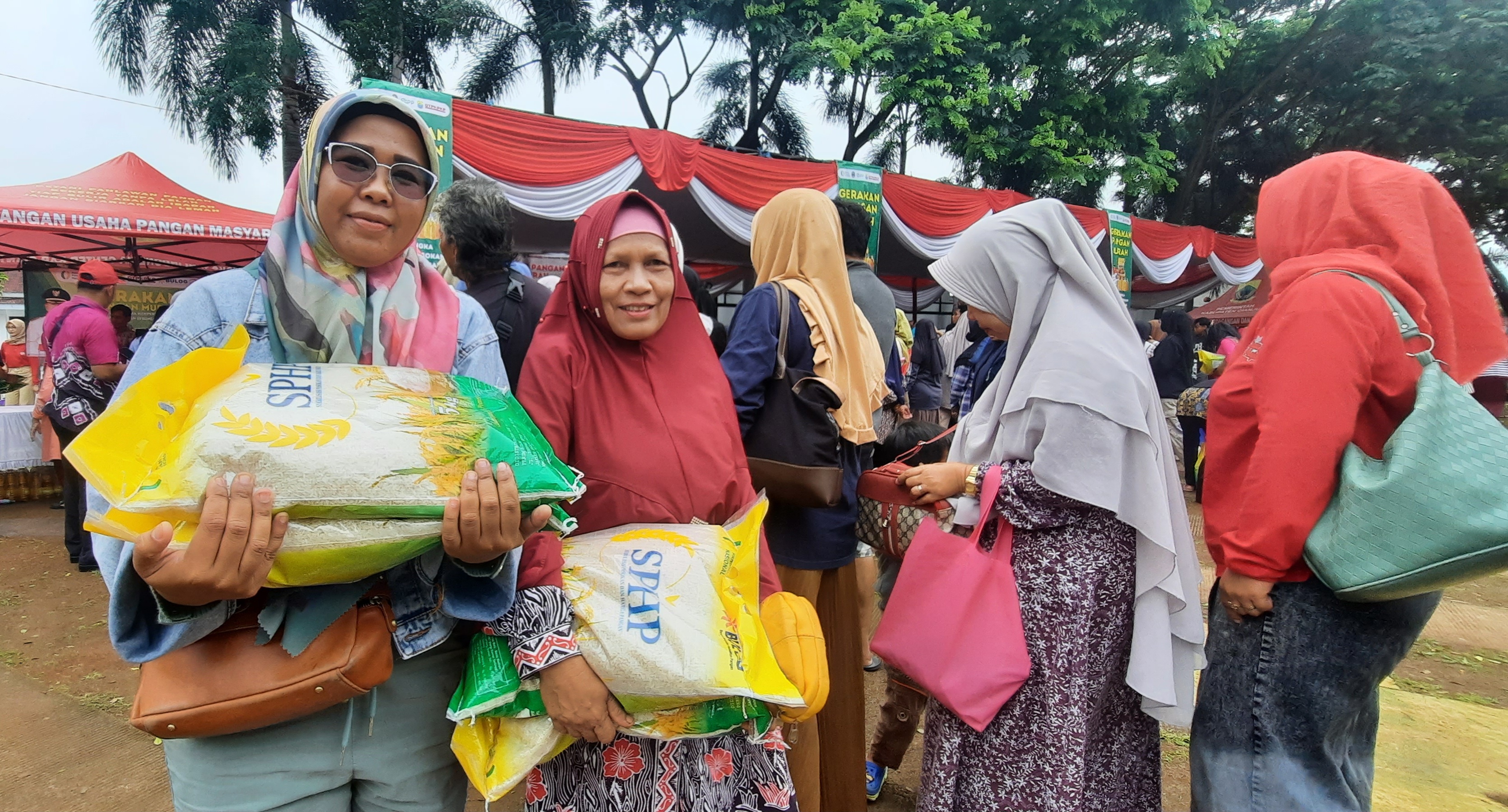 Warga membeli sejumlah bahan kebutuhan poko pada Gelar Pangan Murah di Cianjur