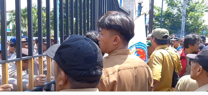 Sejumlah kepala desa saat menggelar unjuk rasa