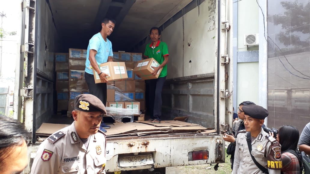 Sejumlah pekerja menurunkan logistik pemilu untuk KPU Purwakarta