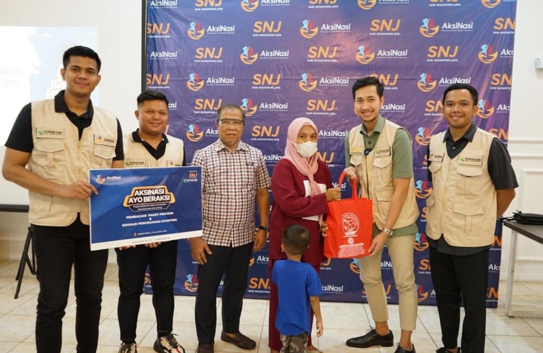 SNJ memberikan paket bantuan berupa susu, sosis, sarden, kornet, dan lainnya, kepada warga di bilangan Cakung, Jakarta Timur, Sabtu (25/11).