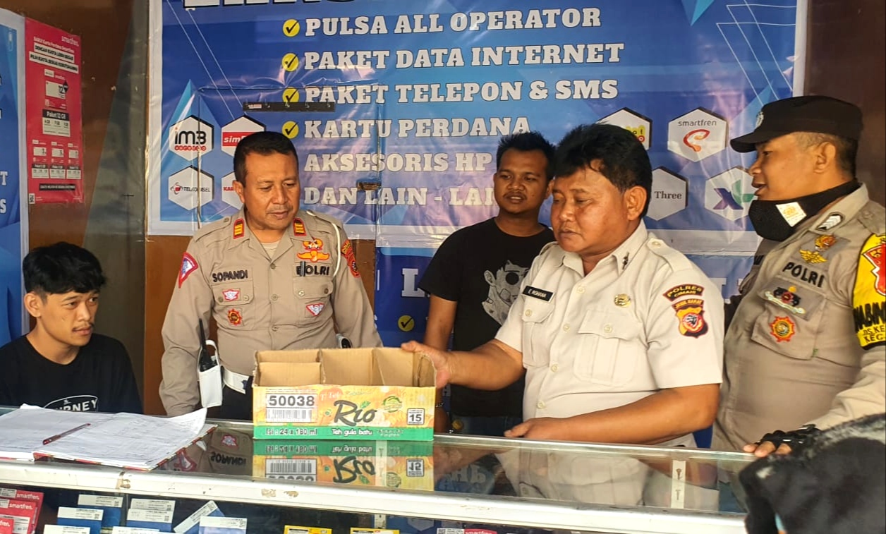 Penggerebekan di konter telepon seluler yang menjual obat terlarang