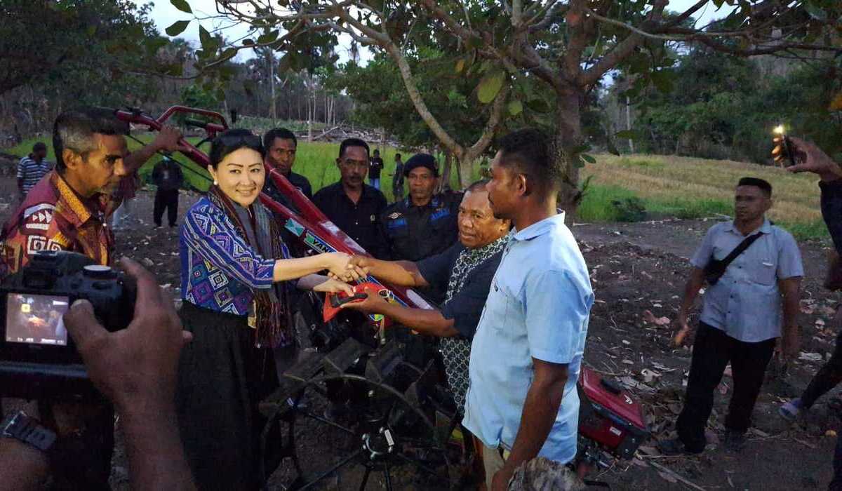 Julie Sutrisno Laiskodat Menyerahkan Bantuan Alsintan untuk Petani NTT