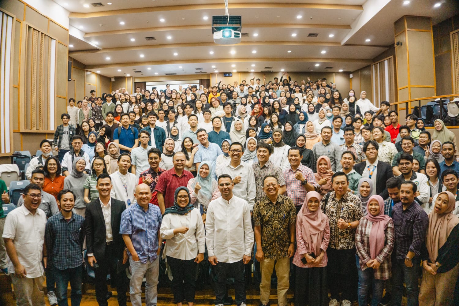 Raffi Ahmad bersama mahasiswa dan pengajar di Sekolah Bisnis dan Manajemen ITB