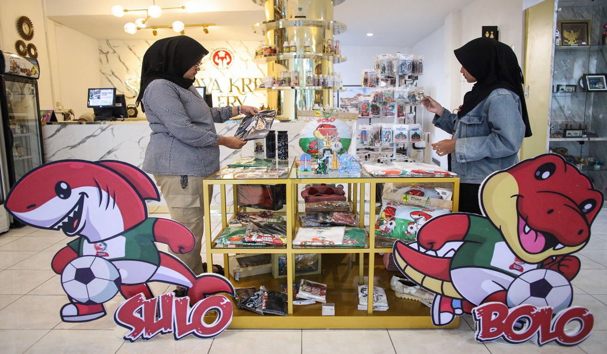 Penjualan suvenir terkait Piala Dunia U-17 di Surabaya