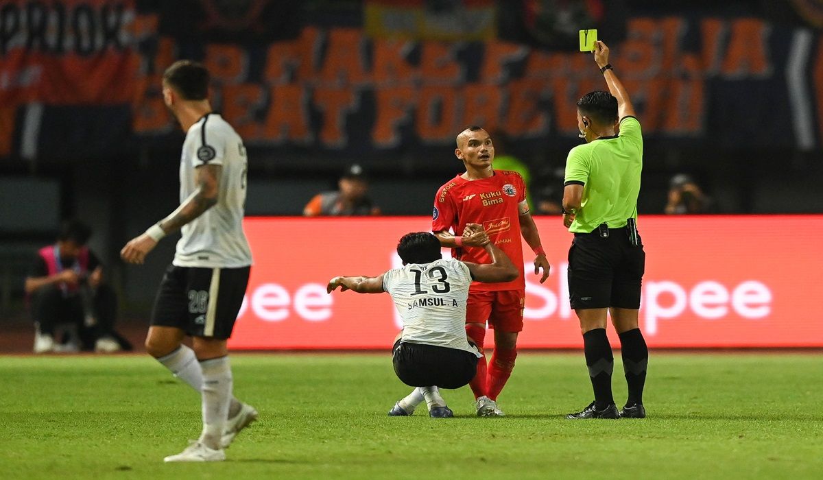 Ilustrasi: wasit memberikan kartu kuning kepada pemain dalam laga Liga 1