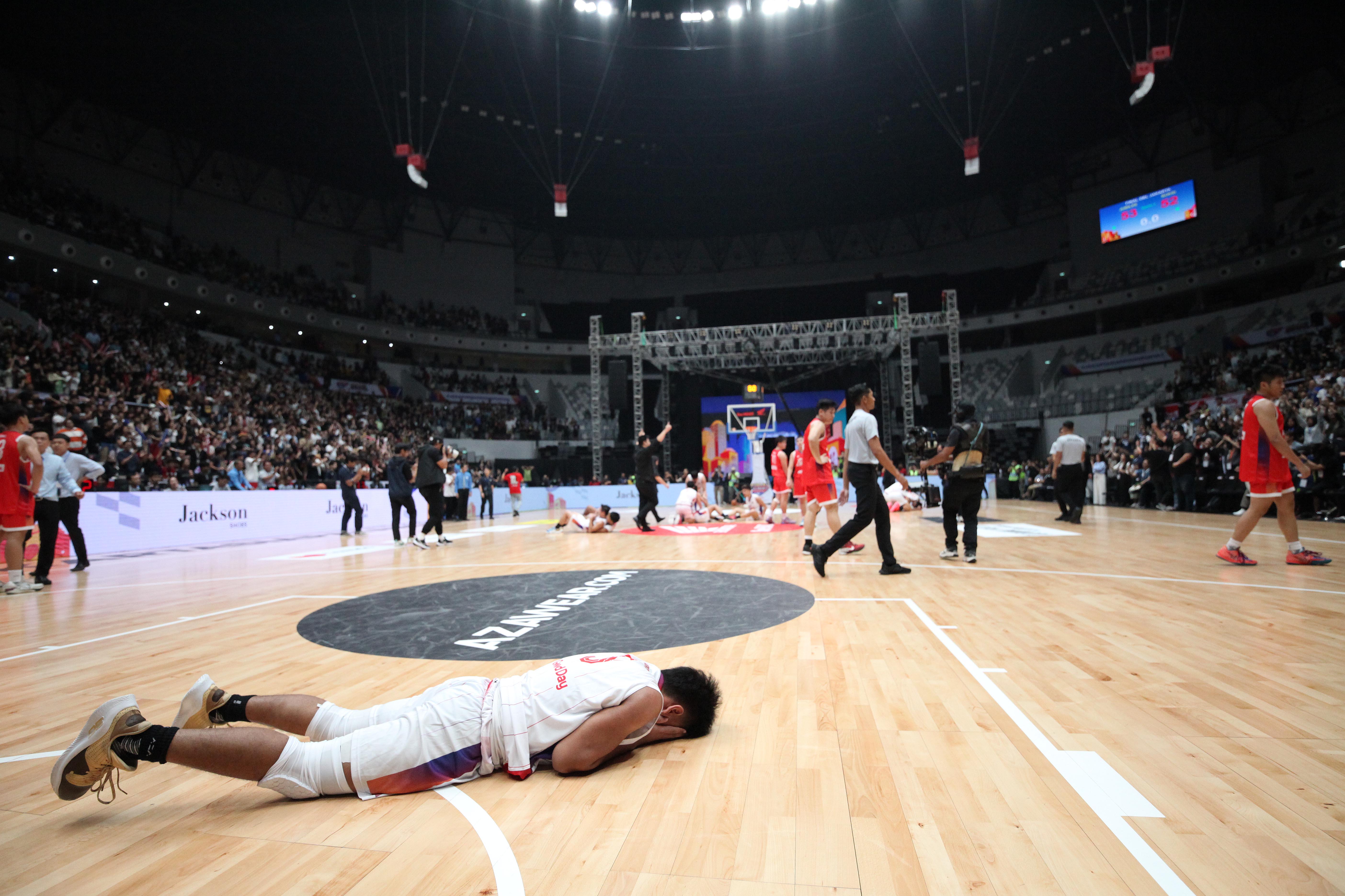  Pebasket putra SMA Jubille Indonesia melakukan selebrasi usai mengalahkan pebasket putra SMA Bukit Sion dalam Final Putra Honda DBL Jakarta