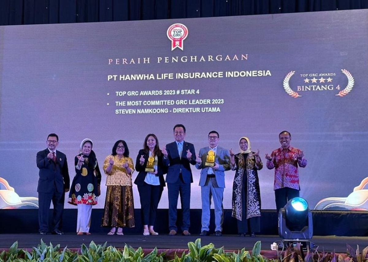 Hanwha Life saat menerima Top GRC Awards 2023 level 4 Stars (Sangat Baik) 