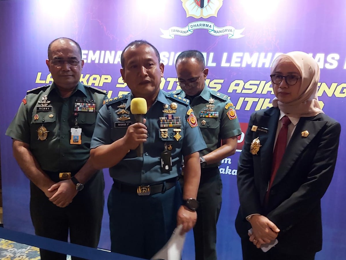 Laksamana Madya TNI Maman Firmansyah selaku Plt Gubernur Lemhannas RI (dua dari kiri). 