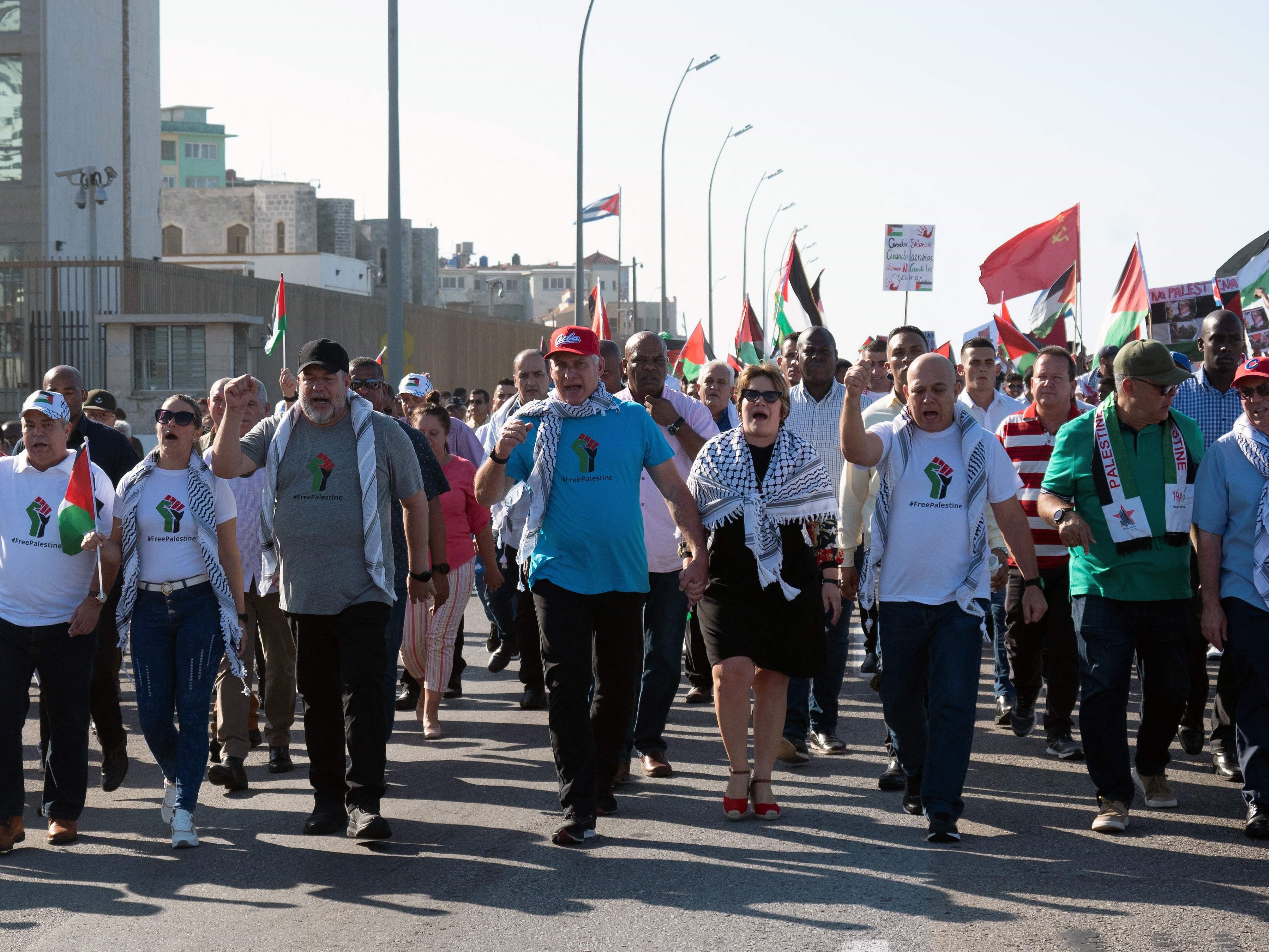 Presiden Kuba Miguel Diaz-Canel (tengah), bersama para pemimpin lain, ikut serta dalam pawai mendukung rakyat Palestina di Havana.