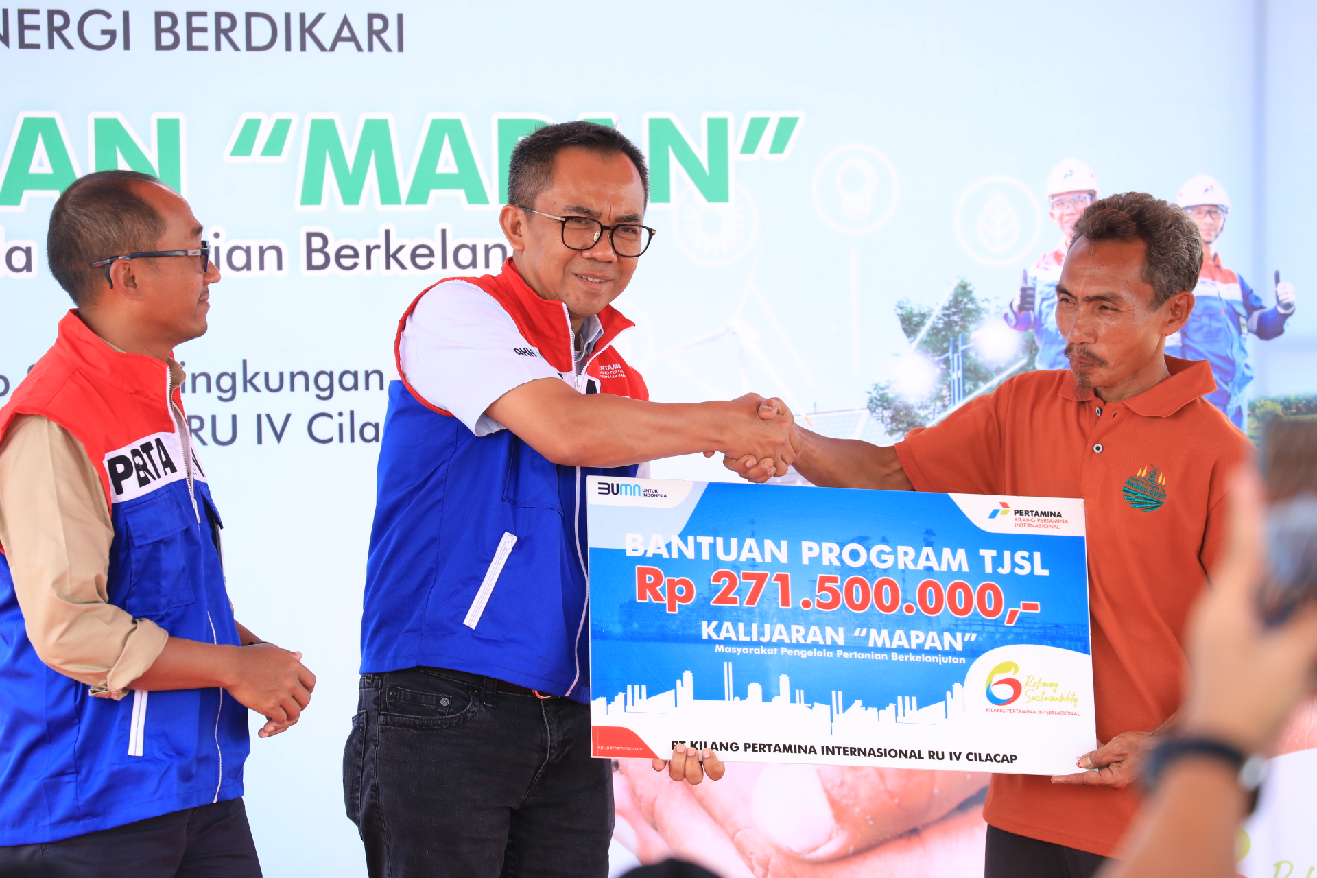 Dirut Kilang Pertamina Internasional Taufik Adityawarman (tengah) memberikan bantuan TJSL kepada kelompok tani di Maos, Kabupaten Cilacap.