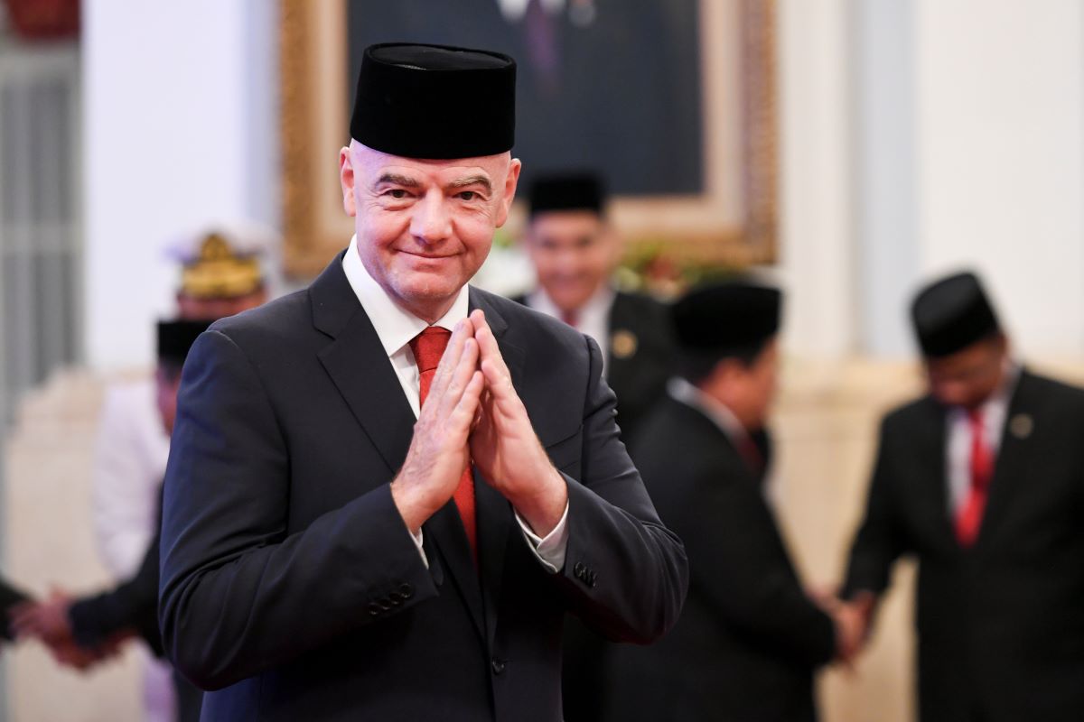 Presiden FIFA Gianni Infantino menghadiri upacara pemberian tanda Bintang Jasa Pratama di Istana Negara, Jakarta, Jumat (10/11/2023).