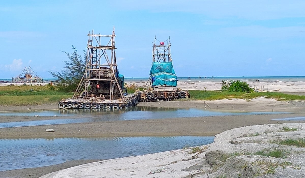 Salah satu kegiatan tambang timah laut ilegal di Bangka.