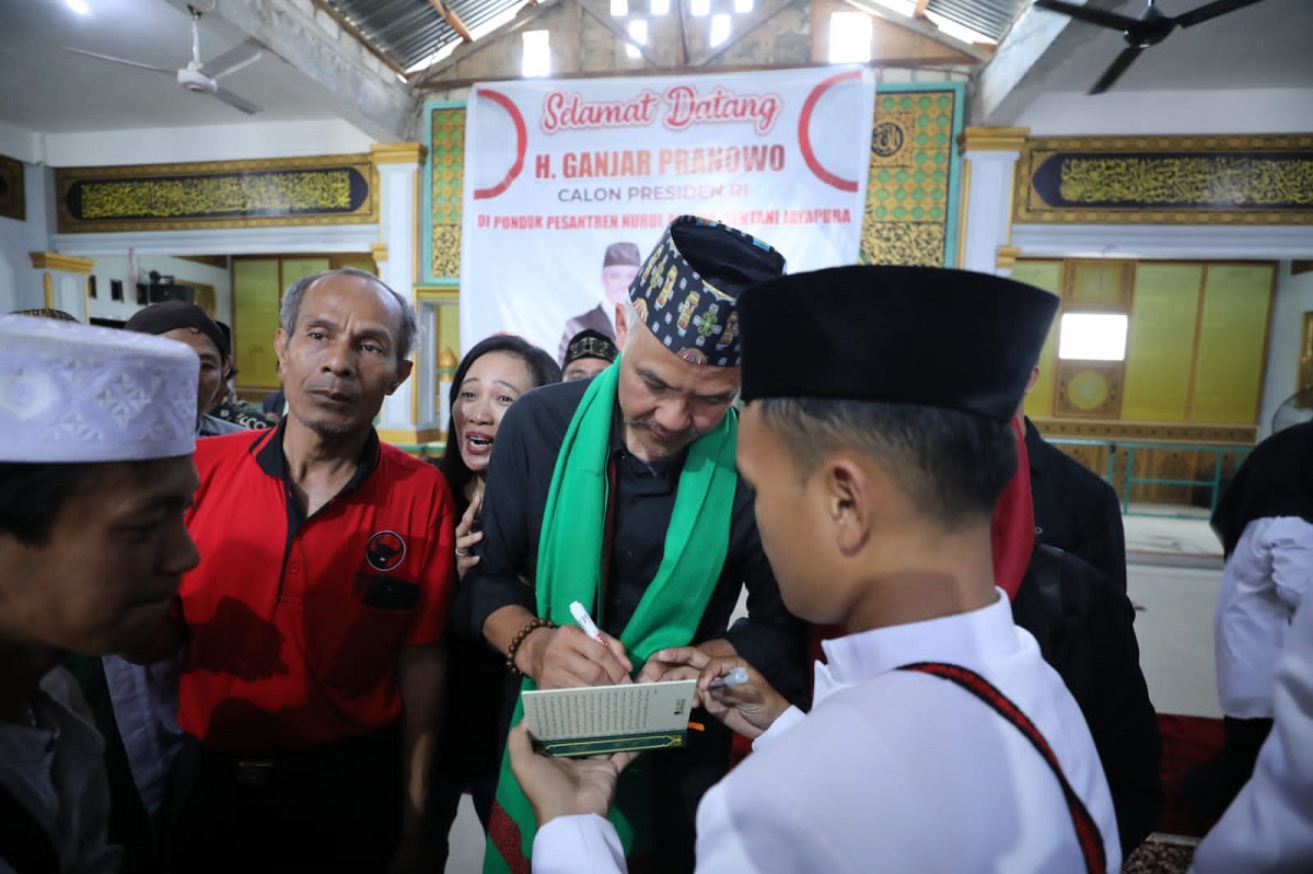 Ganjar Pranowo bersama masyarakat