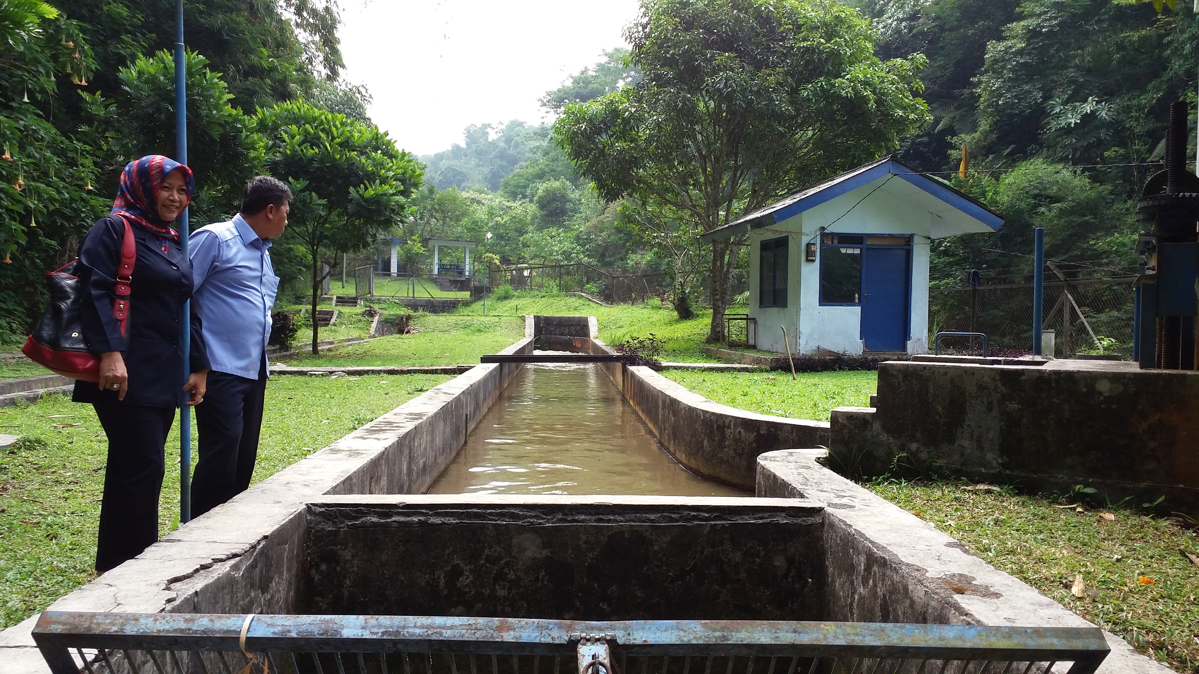 Pegawai PDAM Kota Sukabumi tengah memantau volume air dari sumber air