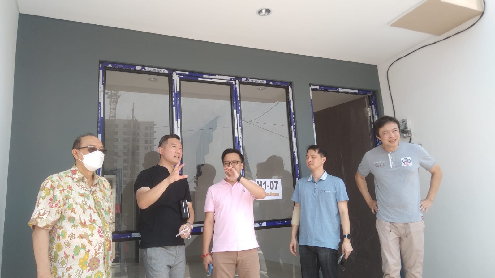 Serah terima kunci unit rumah di Palm City