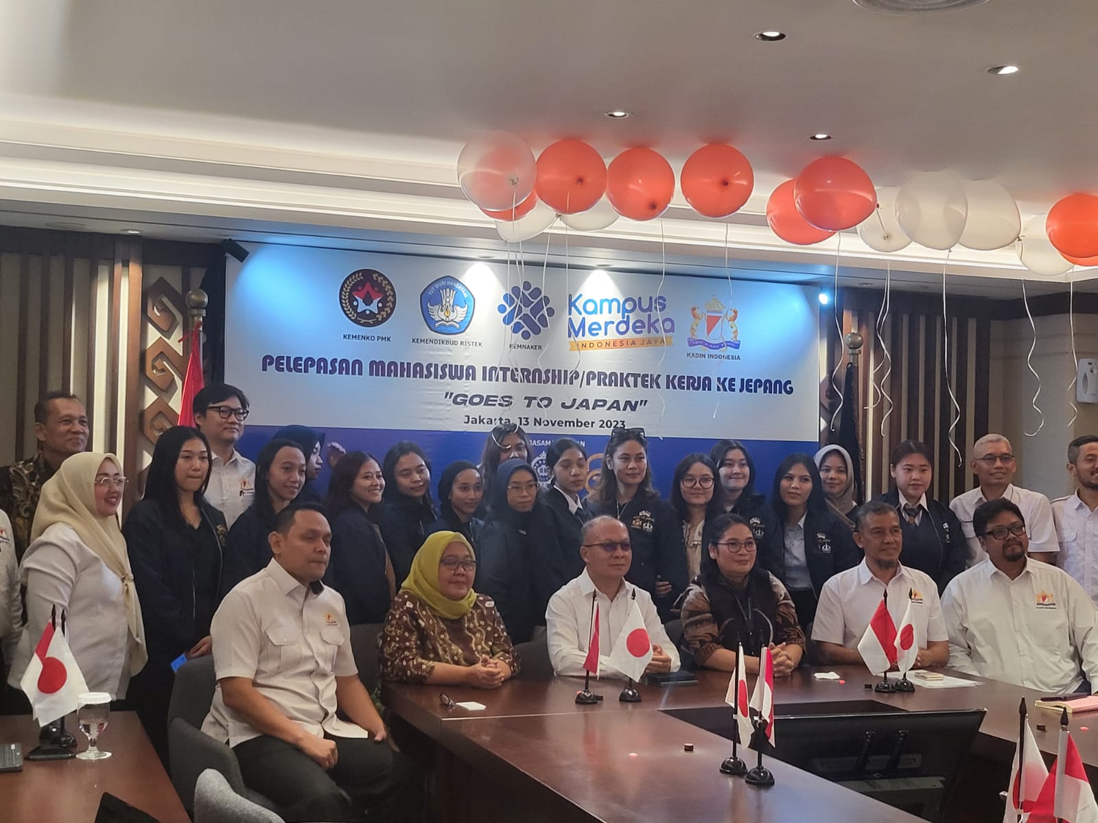 Wakil Ketua Umum Kadin Indonesia Adi Mahfudz Wuhadji bersama Rektor ITL Trisakti dan Rektor Politeknik Sahid saat pelepasan mahasiswa magang