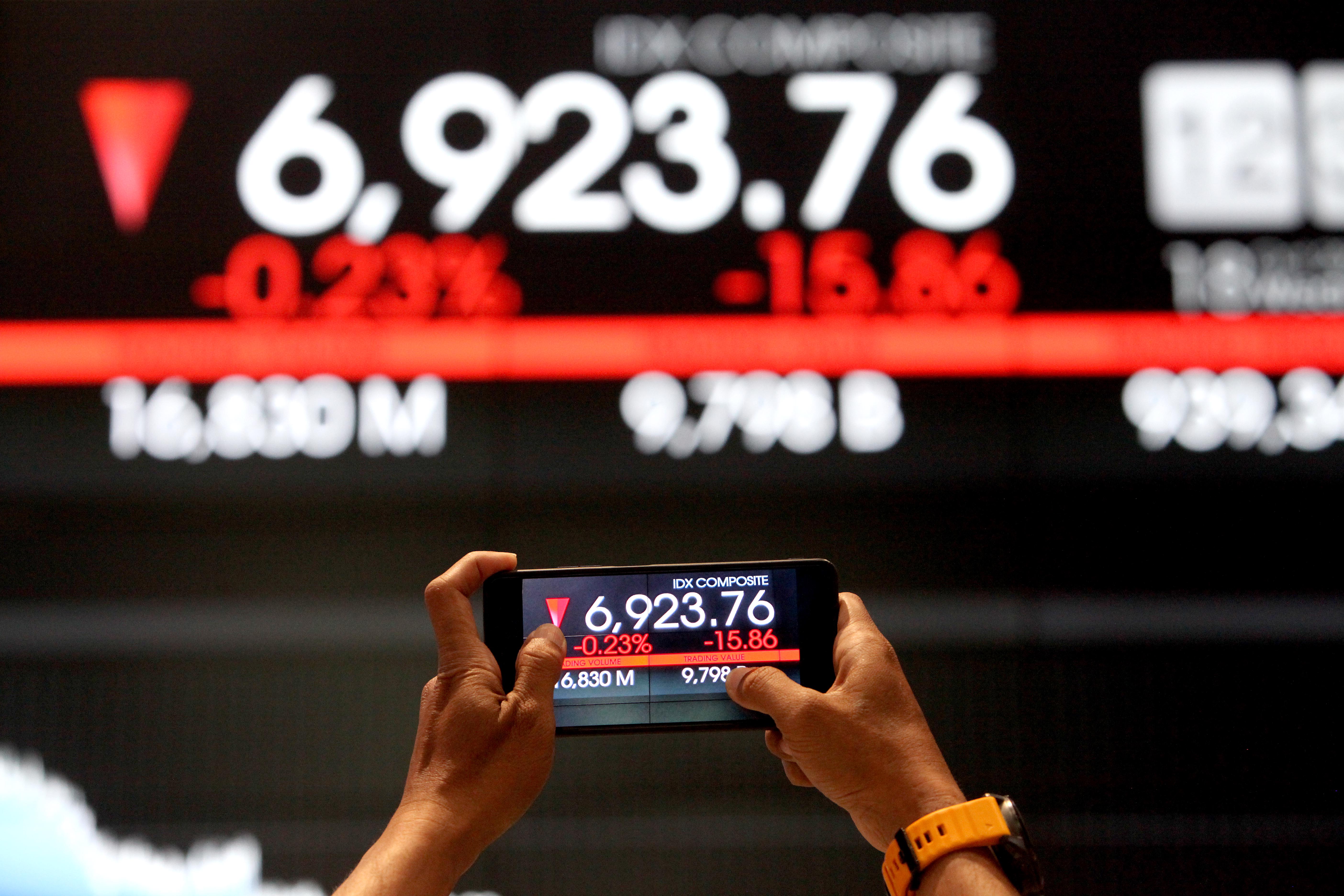 Papan elektronik berisi data pergerakan bursa saham yang melemah di Bursa Efek Indonesia (BEI), Jakarta, Rabu (18/10). 