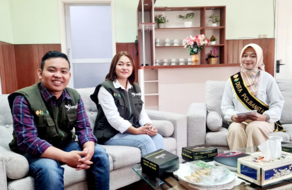 Dienda Loraa Buana, petani milenial bawang merah (kanan) dan Melisa Sabrine Sakul, petani milenial padi (tengah). 