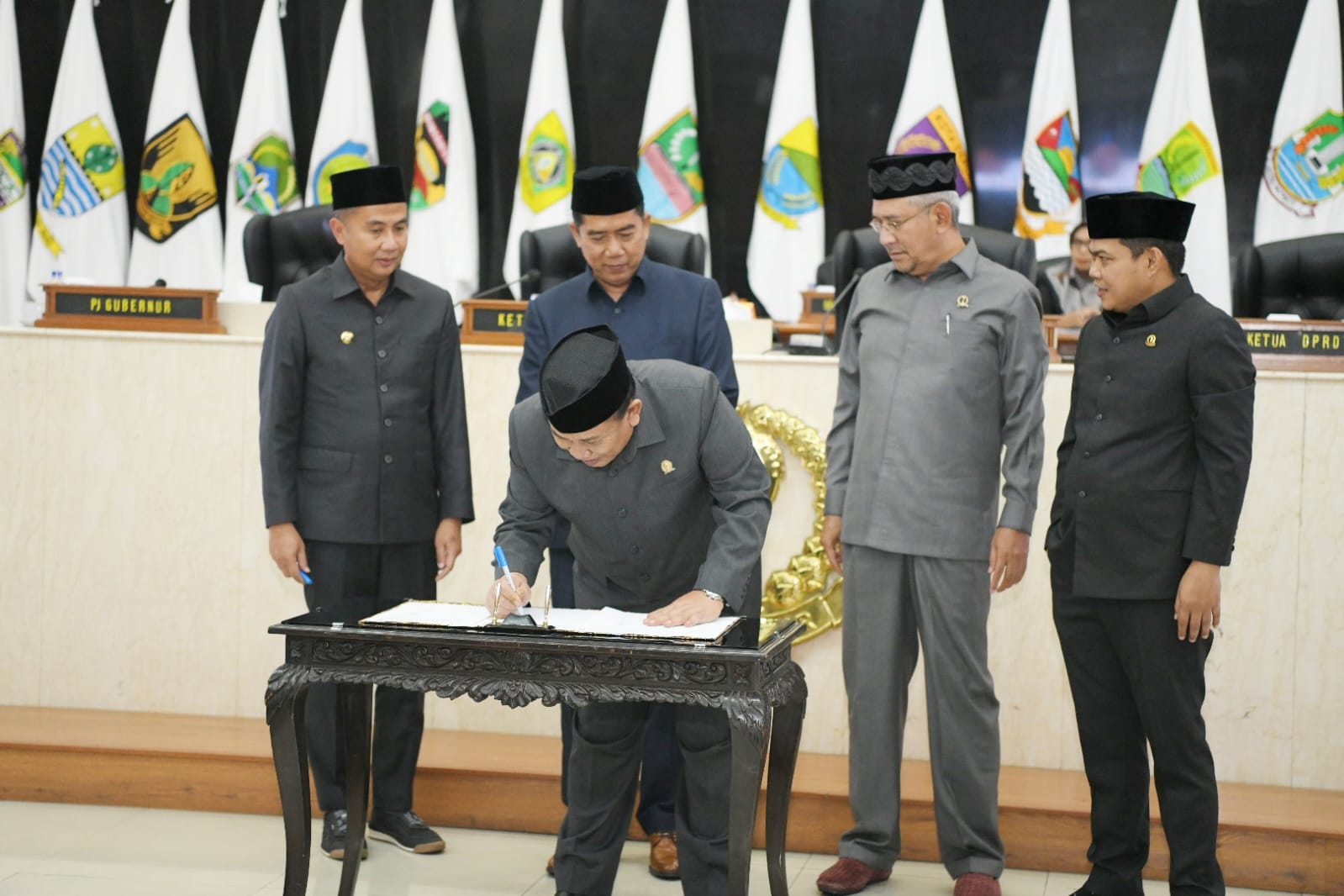 Penjabat Gubernur Jawa Barat Bey Machmudin bersama pimpinan DPRD Jawa Barat menandatangani Perda APBD 2024
