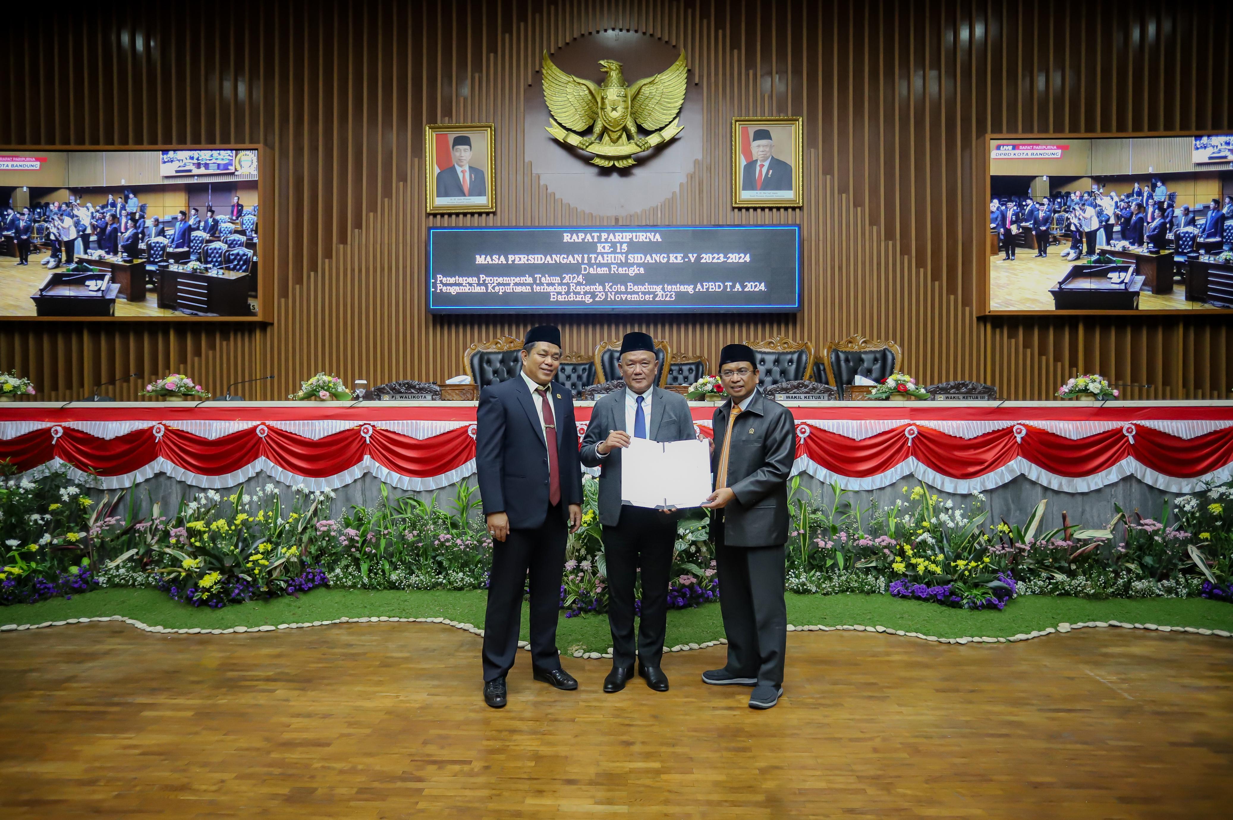Pj Wali Kota Bandung Bambang Tirtoyuliono bersama pimpinan DPRD Kota Bandung seusai menyetujui Rancangan APBD