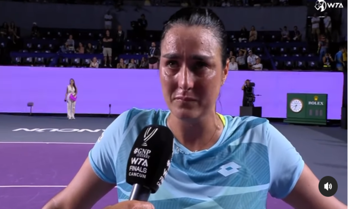 Ons Jabeur menahan tangis saat diwawancara makna kemenangannya dalam final WTA kali ini.