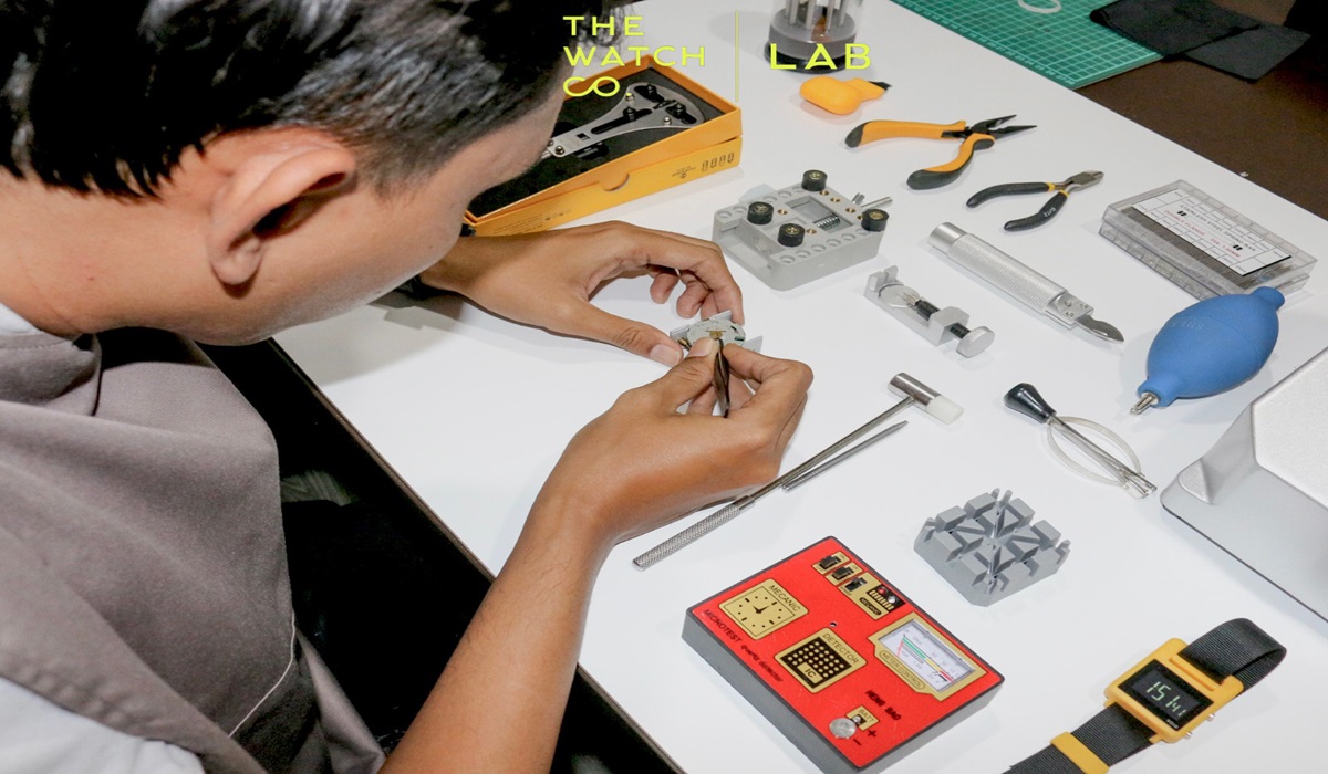 Petugas memperbaiki jam tangan di The Watch Co Lab