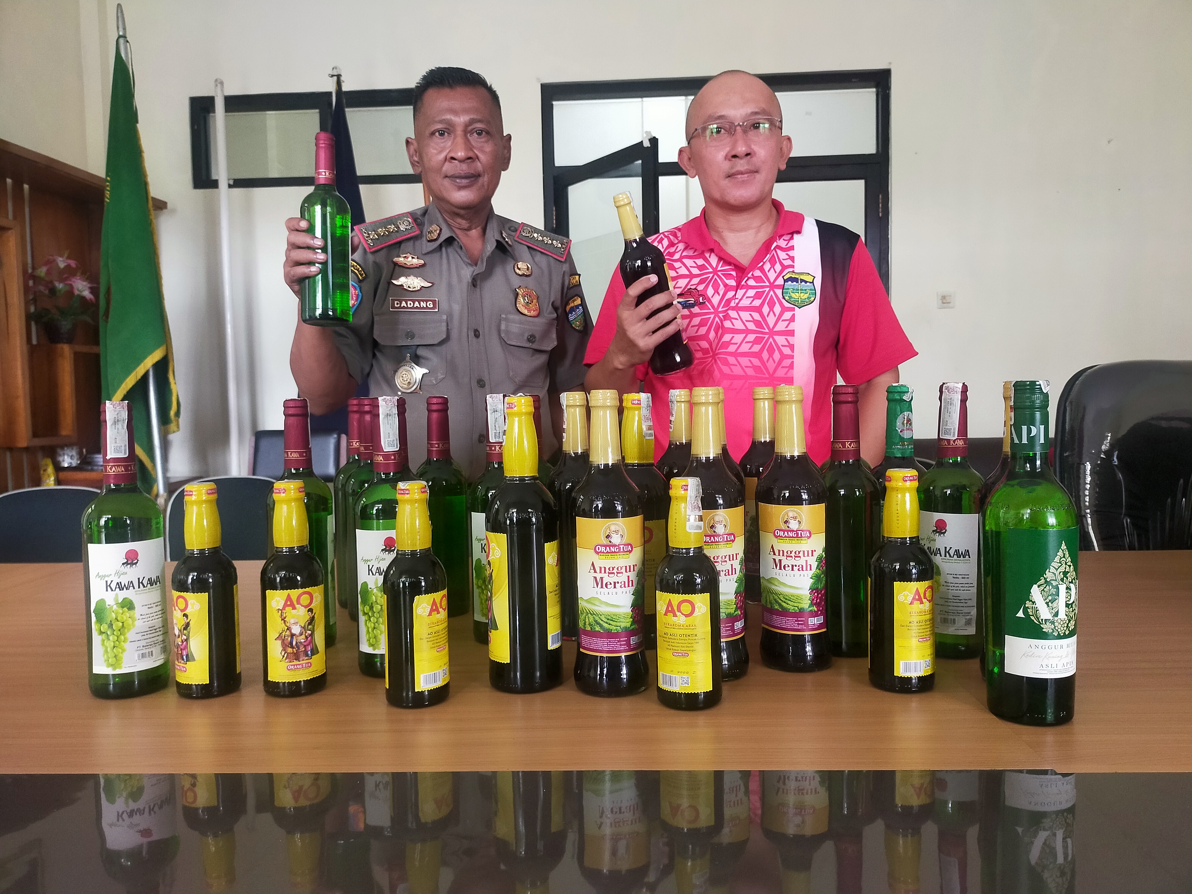 Kepala Satpol PP Kabupaten Tasikmalaya, Dadang Tabroni menunjukkan miras sitaan