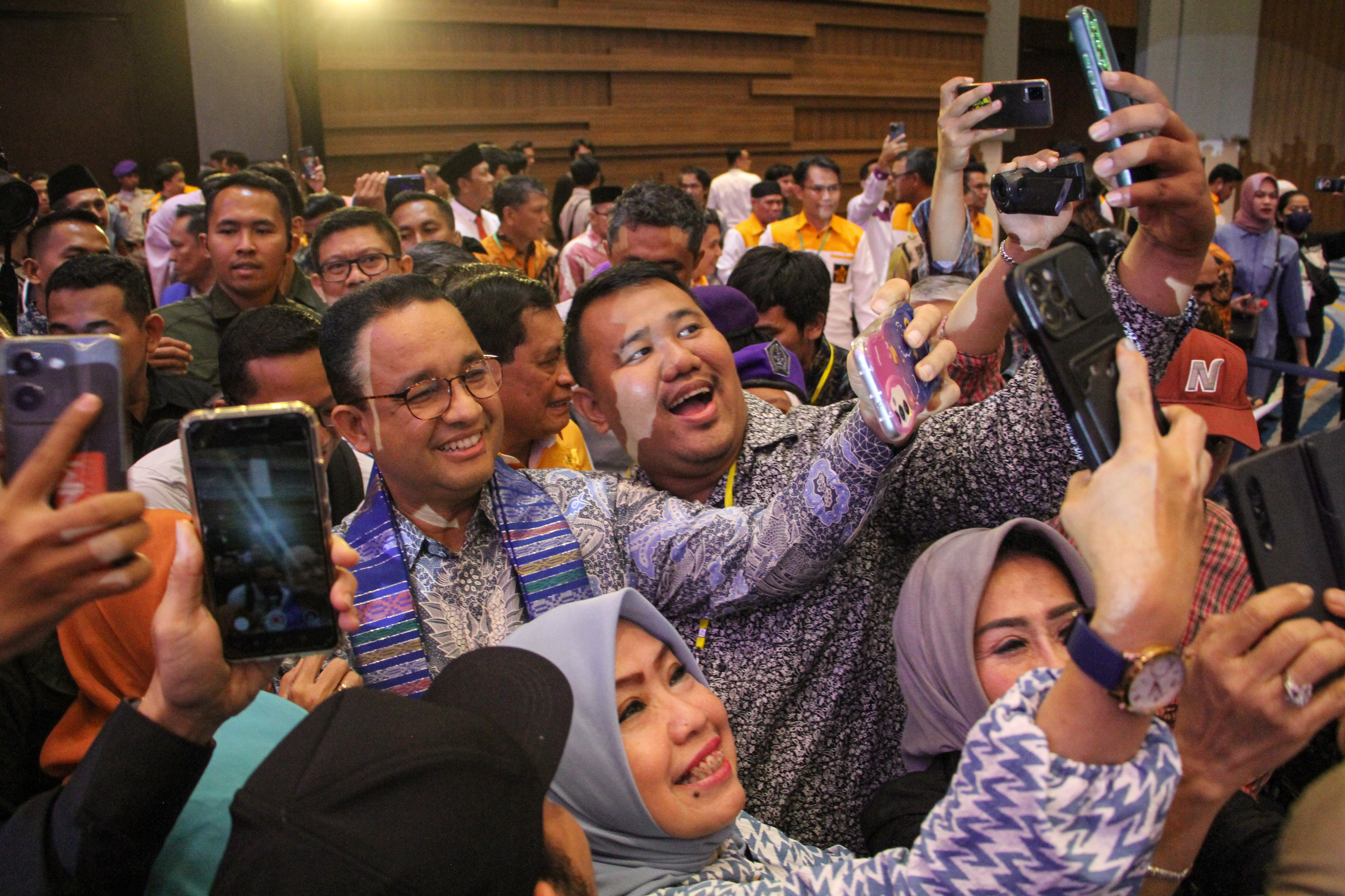 alon Presiden (capres) nomor urut satu Anies Rasyid Baswedan (kiri) berswafoto dengan peserta saat menghadiri diskusi interaktif Capres 2024