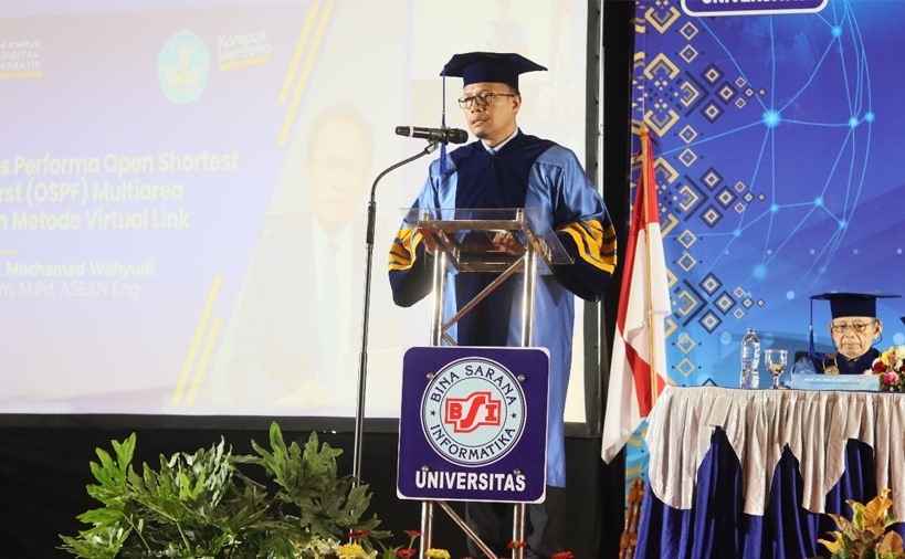Rektor Universitas BSI Prof Dr Ir Mochamad Wahyudi MKom MM MPd IPU Asean Eng dikukuhkan sebagai guru besar pertama Universitas BSI.