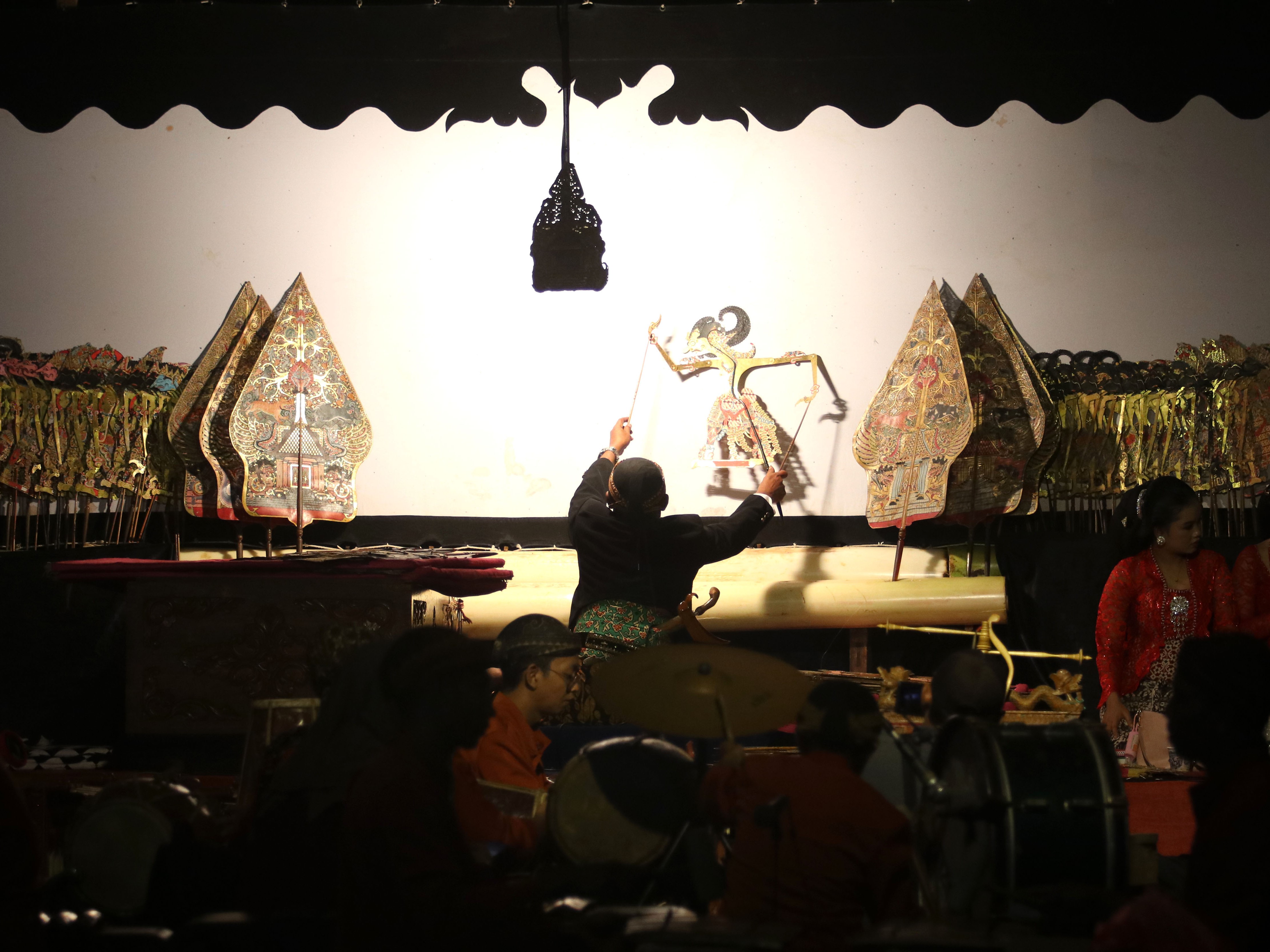 Dalang memainkan wayang kulit dengan lakon Babad Kadhiri di Desa Papar, Kediri, Jawa Timur, Rabu (2//5/2023).