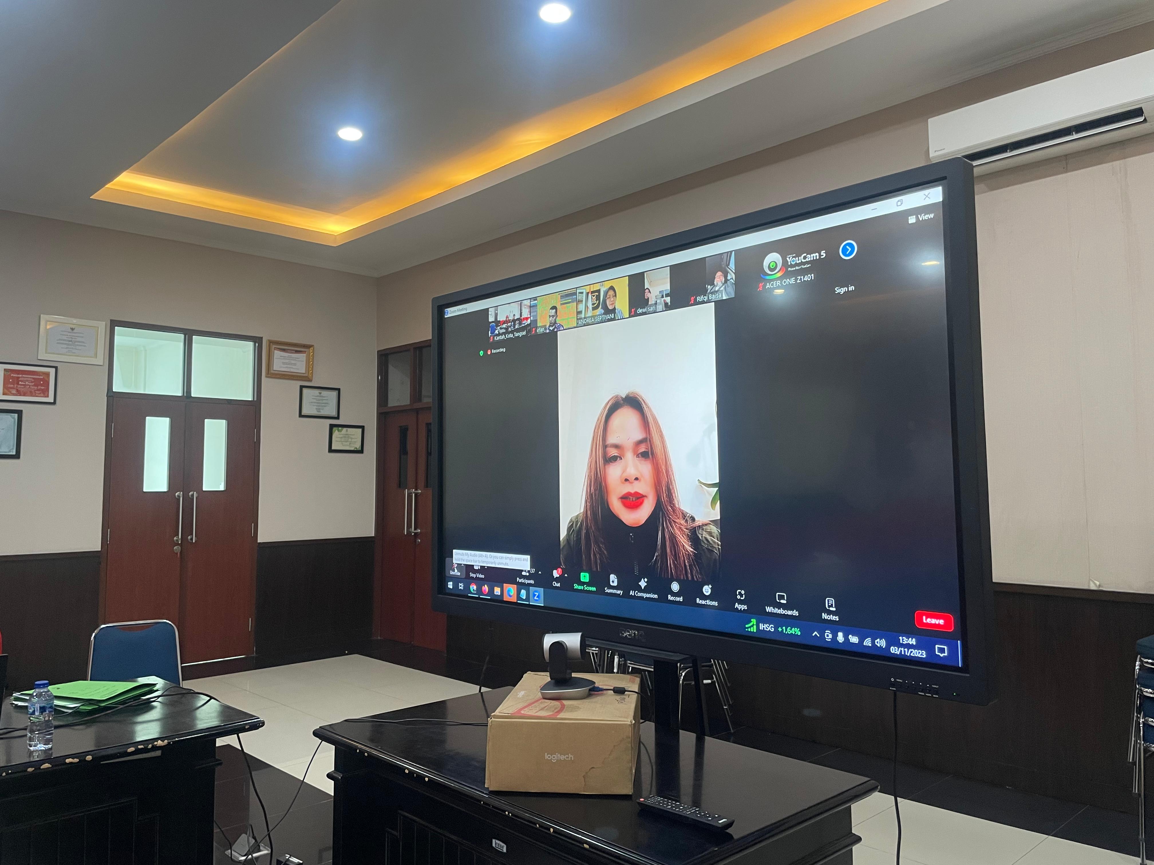 Kepala Kantor Pertanahan Kota Tangsel Shinta Purwitasari yang membuka kegiatan sosialisasi pelayanan pertanahan secara daring, Senin (6/11).