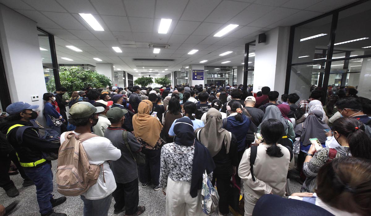 KCI turunkan personil keamanan tambahan untuk mengurai kepadatan penumpang unjuk rasa bela Palestina di Jakarta