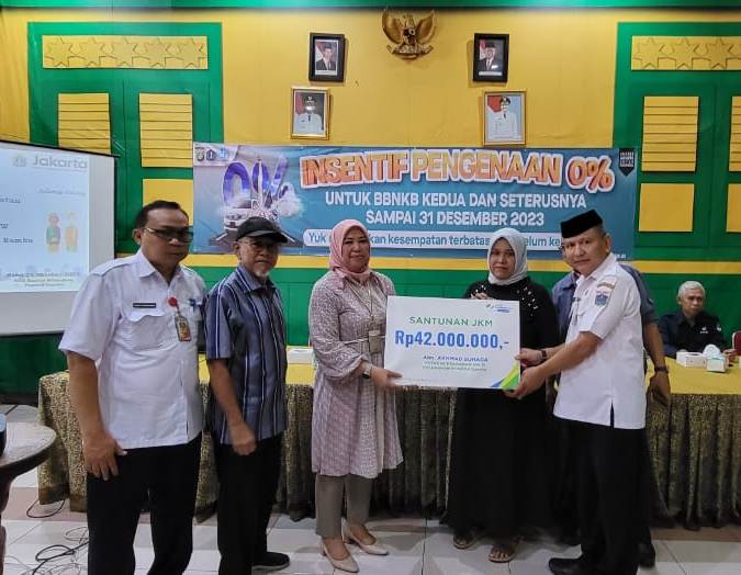 Ahli waris dari almarhum Akhmad Suhada menerima santuan Rp 42 juta dari BPJS Ketenagakerjaan Jakarta – Pulo Gebang.   