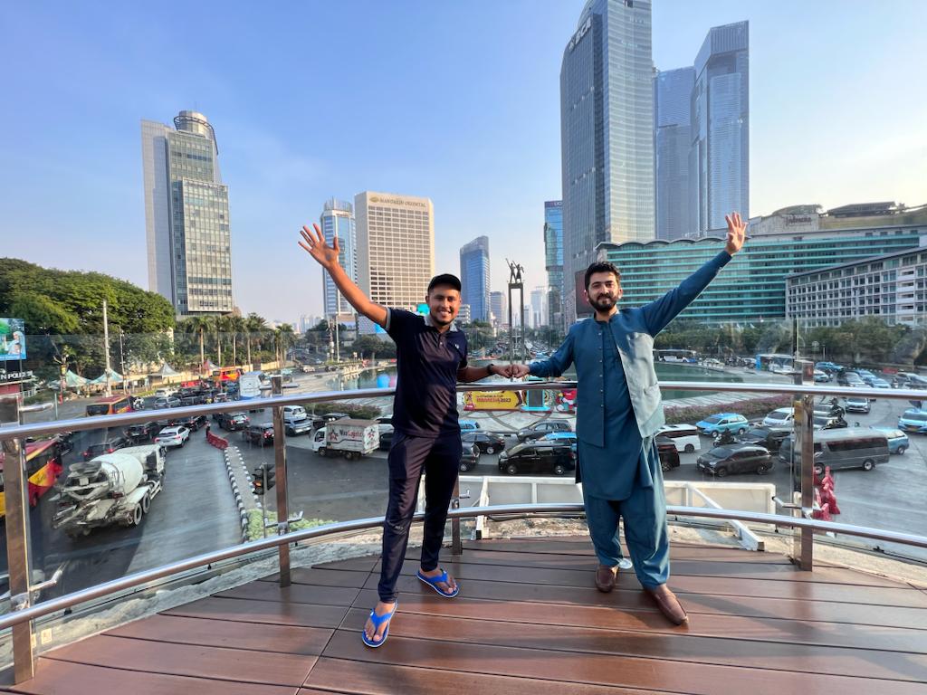 Ketua Forum Silaturahmi Pakistan-Indonesia Atta Ul Karim (kanan) dan Youtuber Pakistan Zain Ul Abadin saat di Jakarta.