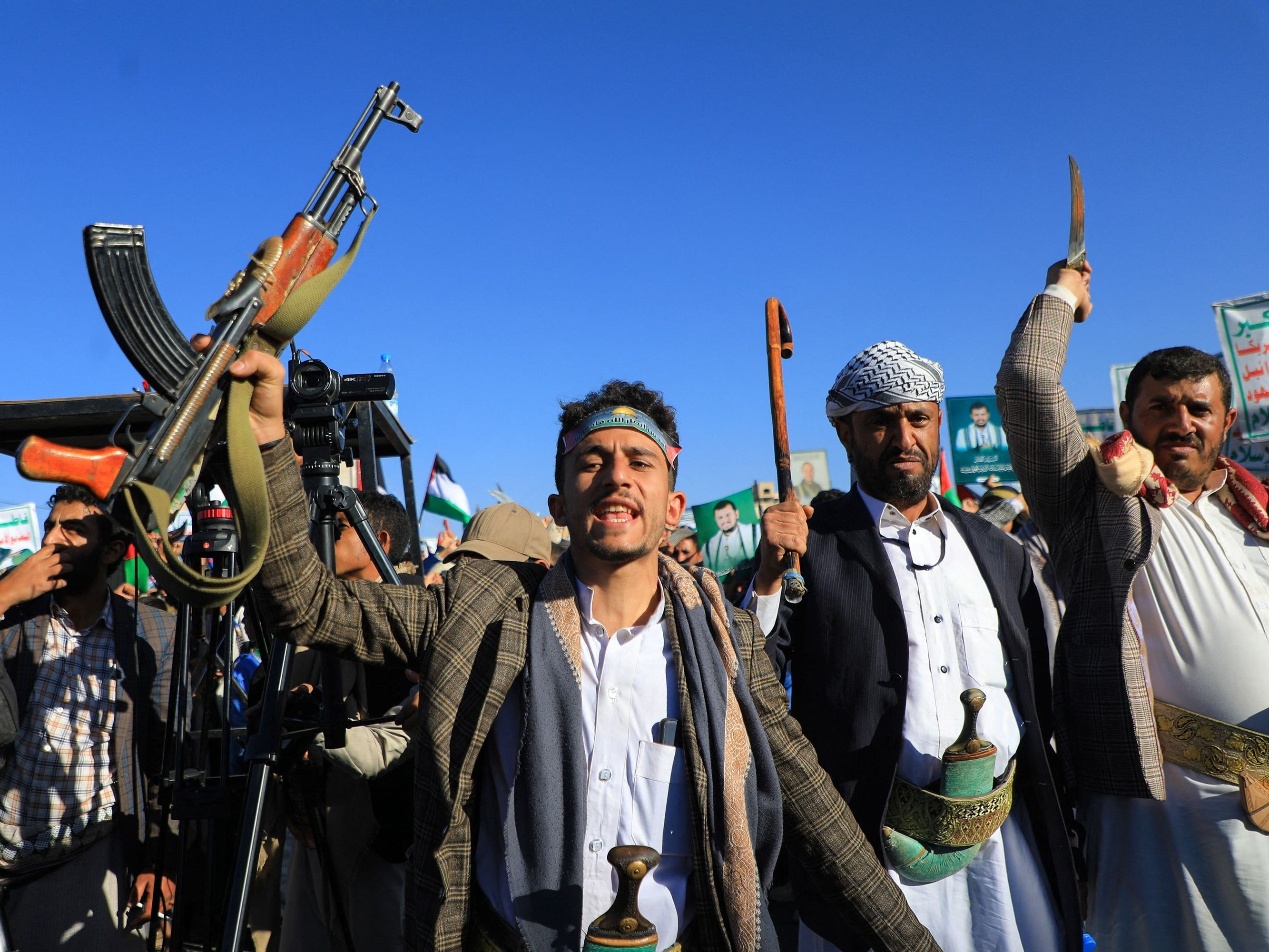 Warga Yaman yang bersenjata meneriakkan slogan-slogan selama unjuk rasa solidaritas dengan rakyat Gaza pada 24 November 2023.