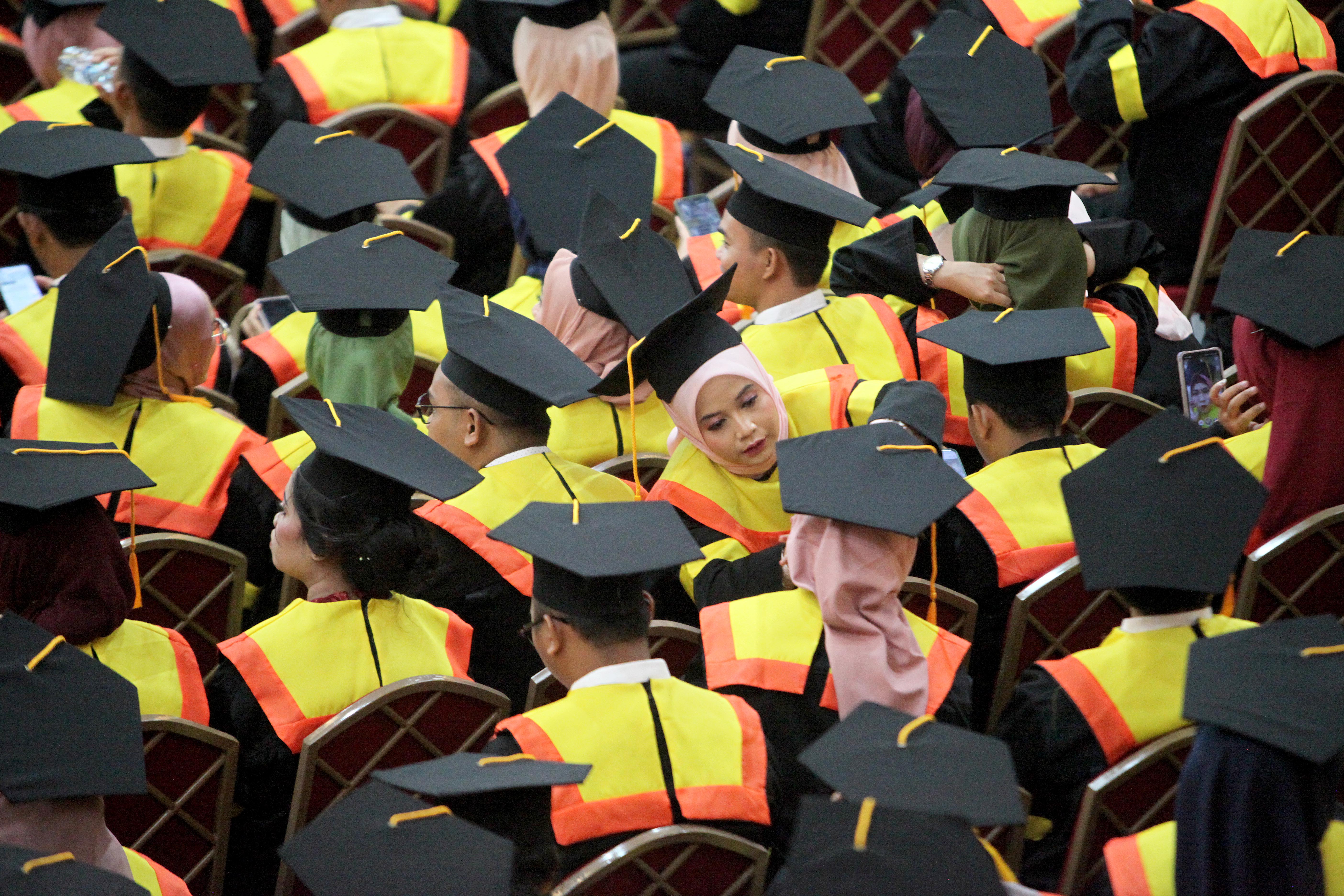 Para wisudawan yang hadir dalam Wisuda Periode I Universitas Terbuka (UT) di kawasan Pondok Cabe, Tangerang Selatan, Banten, Selasa (14/11)