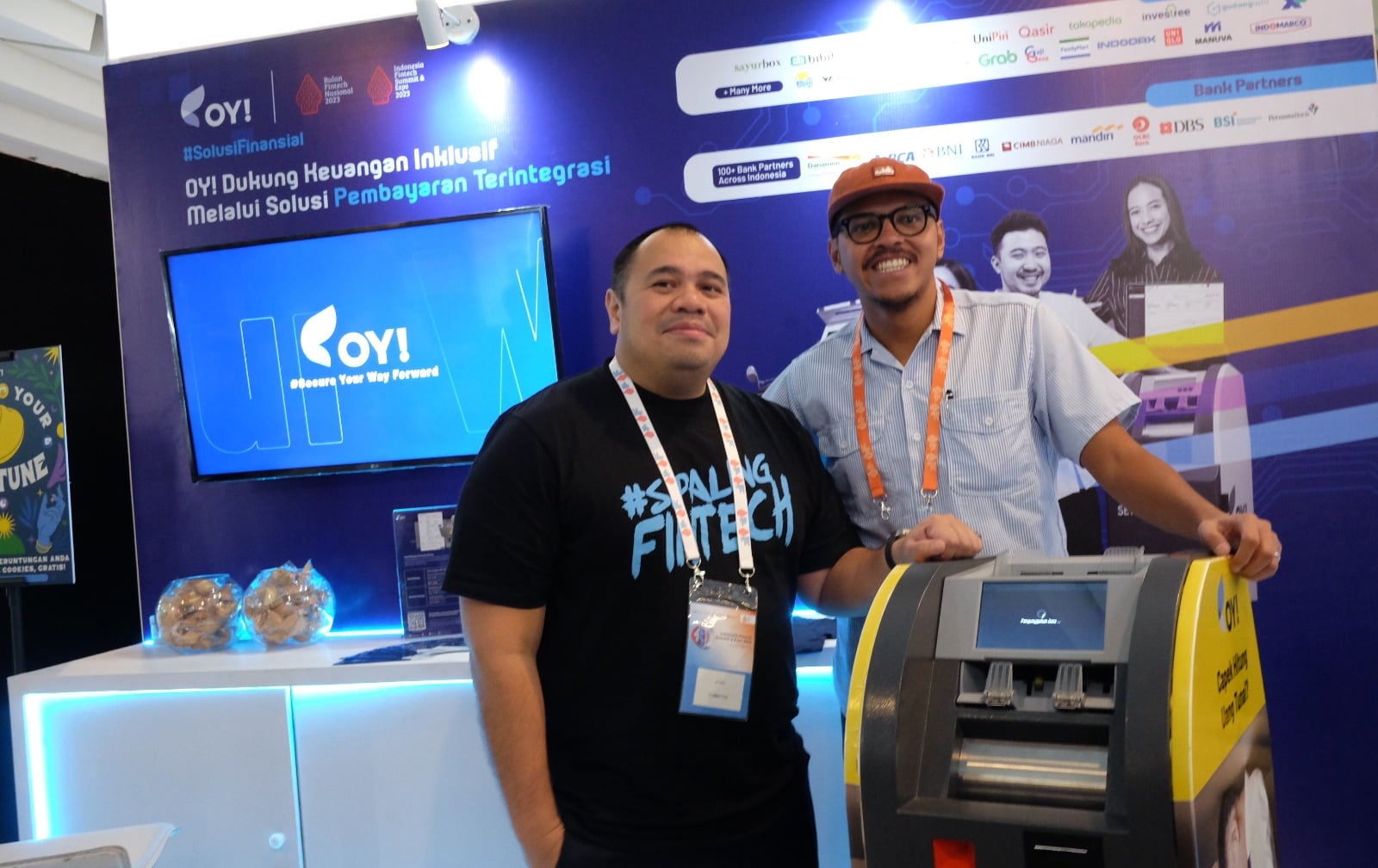 Ketua Umum Dewan Pengurus Harian Asosiasi Fintech Indonesia (Aftech) Pandu Patria Sjahrir (kiri) dan  CEO OY! Indonesia Jesayas Ferdinandus.