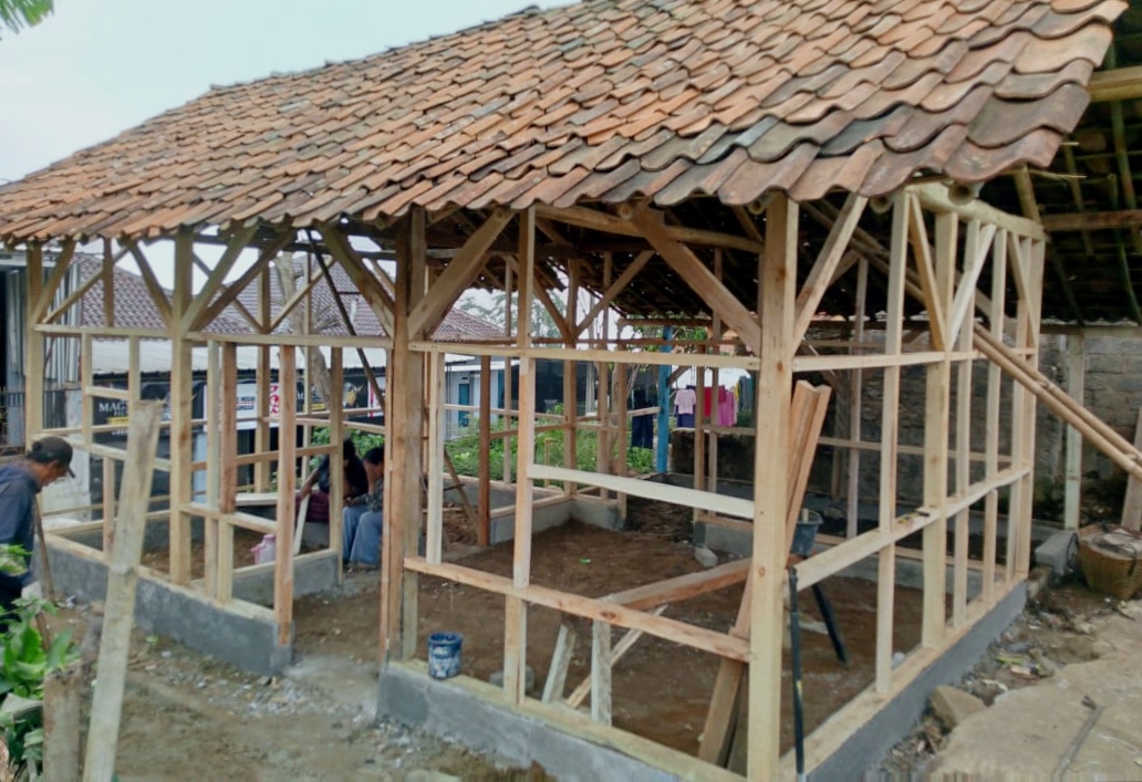 Rumah Asep yang rusak belum tuntas diperbaiki dengan biaya patungan dari warga sekitar