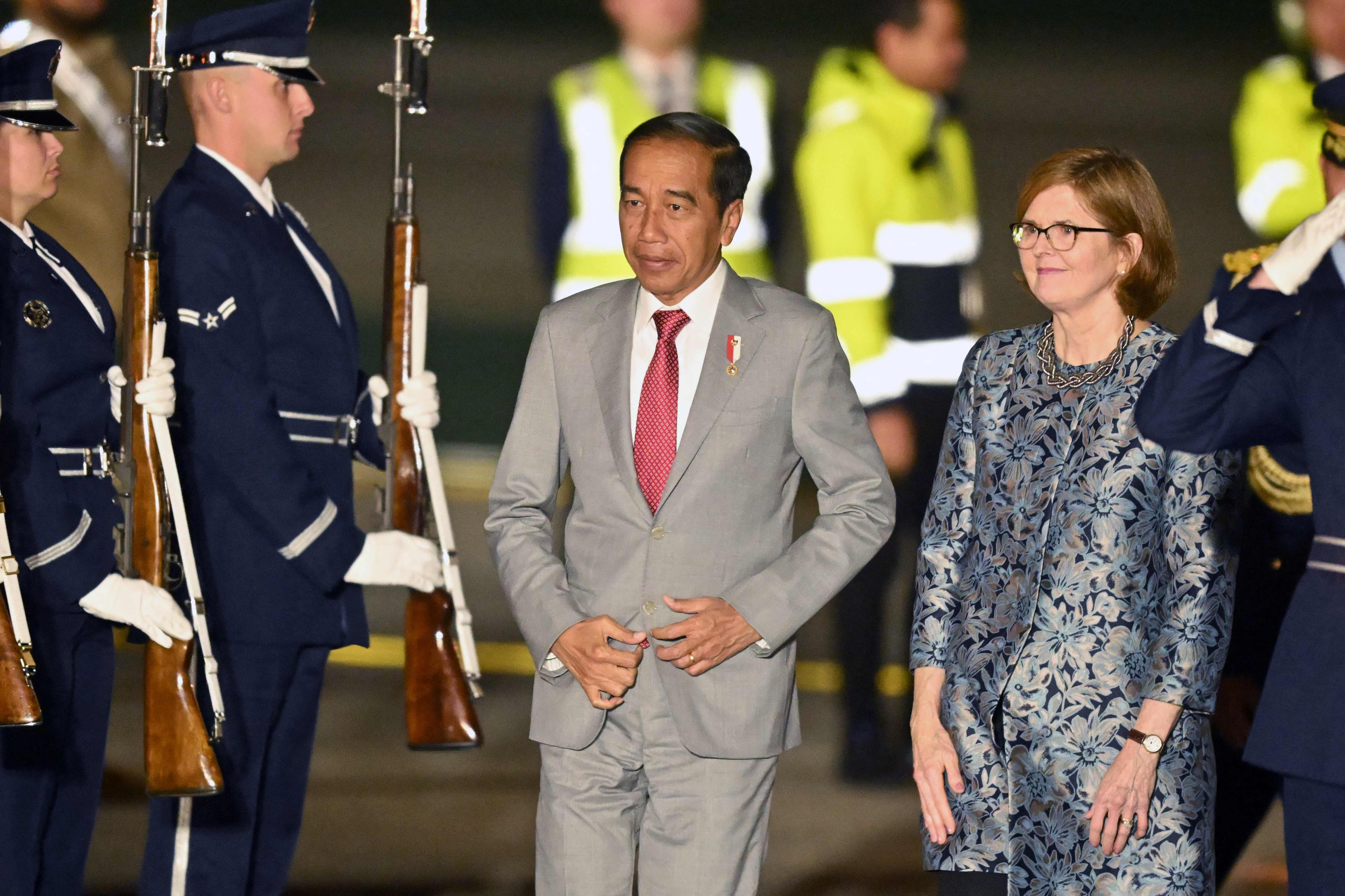 Presiden Joko Widodo tiba di Bandara San Francisco, AS, pada Selasa (14/11).
